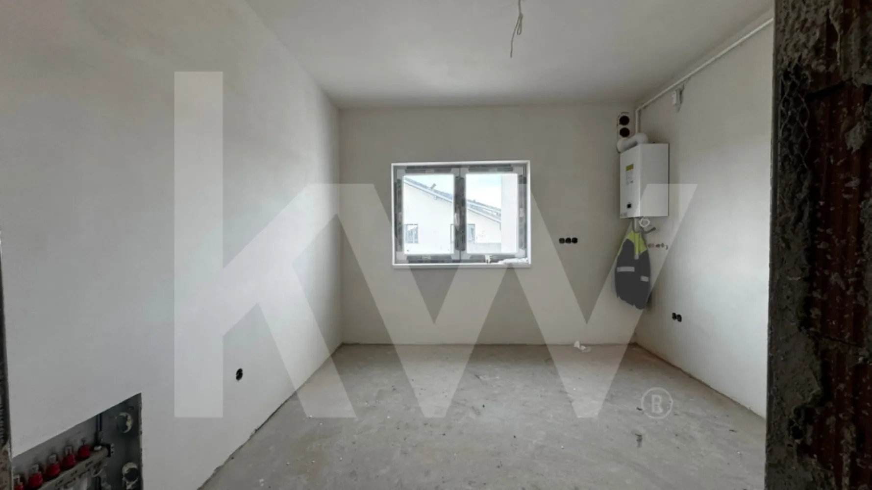 Apartament 2 camere + pod locuibil, balcon parcare Schellenberg Sibiu - Apartament modern cu pod locuibil – Etaj 2 – Șelimbăr
Un spațiu gândit cu mintea limpede și cu suflet pentru viitorul proprietar. Aici, liniștea întâlnește funcționalitatea, iar structura echilibrată a locuinței promite un trai confortabil și bine așezat.
Descriere
Acest apartament situat la etajul 2 într-un ansamblu rezidențial nou din Șelimbăr îți pune la dispoziție:
45,92 mp utili
98,98 mp suprafață totală
Balcon generos, perfect pentru cafeaua de dimineață
Loc de parcare dedicat, inclus în preț
Pod amenajat locuibil, ideal pentru depozitare extinsă sau transformare creativă (birou, hobby-room etc.)
Locuința se predă la gri avansat, un avantaj major pentru cei care vor să-și lase amprenta personală asupra fiecărui detaliu.
La cerere, se poate preda la cheie, contracost — rapid, elegant și fără stres.
Avantaje
Compartimentare eficientă, spațiu bine structurat
Ansamblu aerisit, cu acces facil
Aproape de puncte de interes: centre comerciale, școli, transport
Potrivit atât pentru locuire, cât și pentru investiție
Construcție solidă, realizată cu materiale de calitate
Perfect pentru tine dacă…
Cauți stabilitate, confort și un loc pe care îl poți transforma în „acasă”.
Un apartament modern, echilibrat, cu potențial real și vibe de locuință bine gândită.
