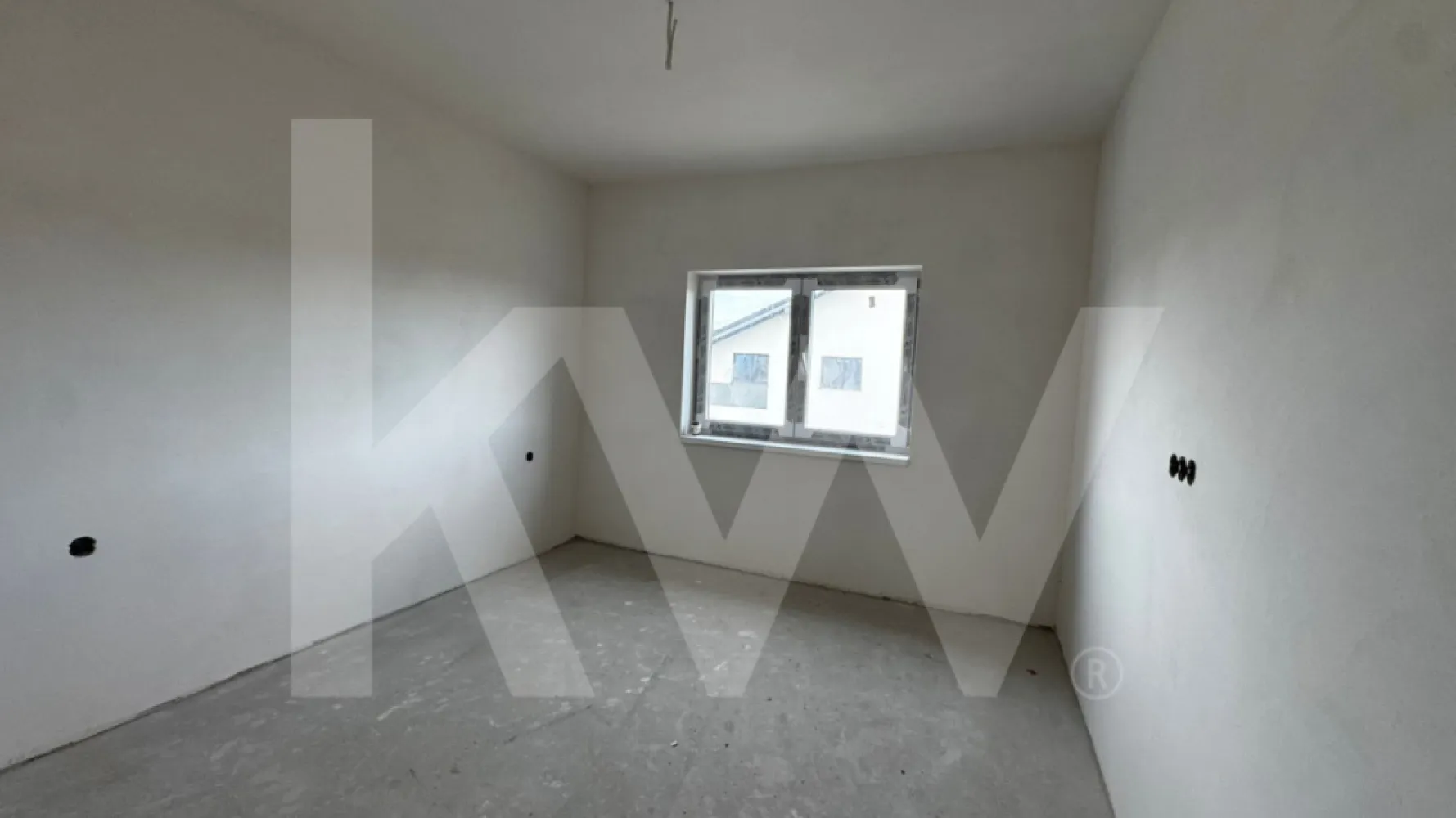 Apartament 2 camere + pod locuibil, balcon parcare Schellenberg Sibiu - Apartament modern cu pod locuibil – Etaj 2 – Șelimbăr
Un spațiu gândit cu mintea limpede și cu suflet pentru viitorul proprietar. Aici, liniștea întâlnește funcționalitatea, iar structura echilibrată a locuinței promite un trai confortabil și bine așezat.
Descriere
Acest apartament situat la etajul 2 într-un ansamblu rezidențial nou din Șelimbăr îți pune la dispoziție:
45,92 mp utili
98,98 mp suprafață totală
Balcon generos, perfect pentru cafeaua de dimineață
Loc de parcare dedicat, inclus în preț
Pod amenajat locuibil, ideal pentru depozitare extinsă sau transformare creativă (birou, hobby-room etc.)
Locuința se predă la gri avansat, un avantaj major pentru cei care vor să-și lase amprenta personală asupra fiecărui detaliu.
La cerere, se poate preda la cheie, contracost — rapid, elegant și fără stres.
Avantaje
Compartimentare eficientă, spațiu bine structurat
Ansamblu aerisit, cu acces facil
Aproape de puncte de interes: centre comerciale, școli, transport
Potrivit atât pentru locuire, cât și pentru investiție
Construcție solidă, realizată cu materiale de calitate
Perfect pentru tine dacă…
Cauți stabilitate, confort și un loc pe care îl poți transforma în „acasă”.
Un apartament modern, echilibrat, cu potențial real și vibe de locuință bine gândită.