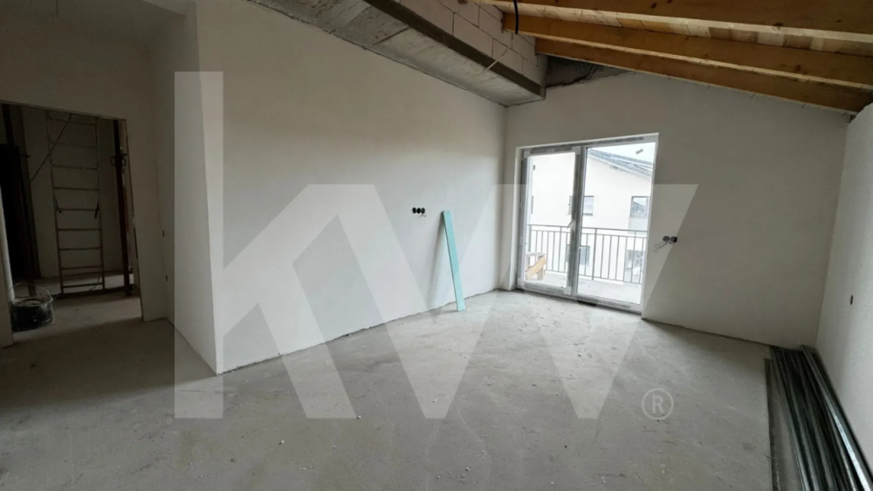 Apartament 2 camere + pod locuibil, balcon parcare Schellenberg Sibiu - Apartament modern cu pod locuibil – Etaj 2 – Șelimbăr
Un spațiu gândit cu mintea limpede și cu suflet pentru viitorul proprietar. Aici, liniștea întâlnește funcționalitatea, iar structura echilibrată a locuinței promite un trai confortabil și bine așezat.
Descriere
Acest apartament situat la etajul 2 într-un ansamblu rezidențial nou din Șelimbăr îți pune la dispoziție:
45,92 mp utili
98,98 mp suprafață totală
Balcon generos, perfect pentru cafeaua de dimineață
Loc de parcare dedicat, inclus în preț
Pod amenajat locuibil, ideal pentru depozitare extinsă sau transformare creativă (birou, hobby-room etc.)
Locuința se predă la gri avansat, un avantaj major pentru cei care vor să-și lase amprenta personală asupra fiecărui detaliu.
La cerere, se poate preda la cheie, contracost — rapid, elegant și fără stres.
Avantaje
Compartimentare eficientă, spațiu bine structurat
Ansamblu aerisit, cu acces facil
Aproape de puncte de interes: centre comerciale, școli, transport
Potrivit atât pentru locuire, cât și pentru investiție
Construcție solidă, realizată cu materiale de calitate
Perfect pentru tine dacă…
Cauți stabilitate, confort și un loc pe care îl poți transforma în „acasă”.
Un apartament modern, echilibrat, cu potențial real și vibe de locuință bine gândită.