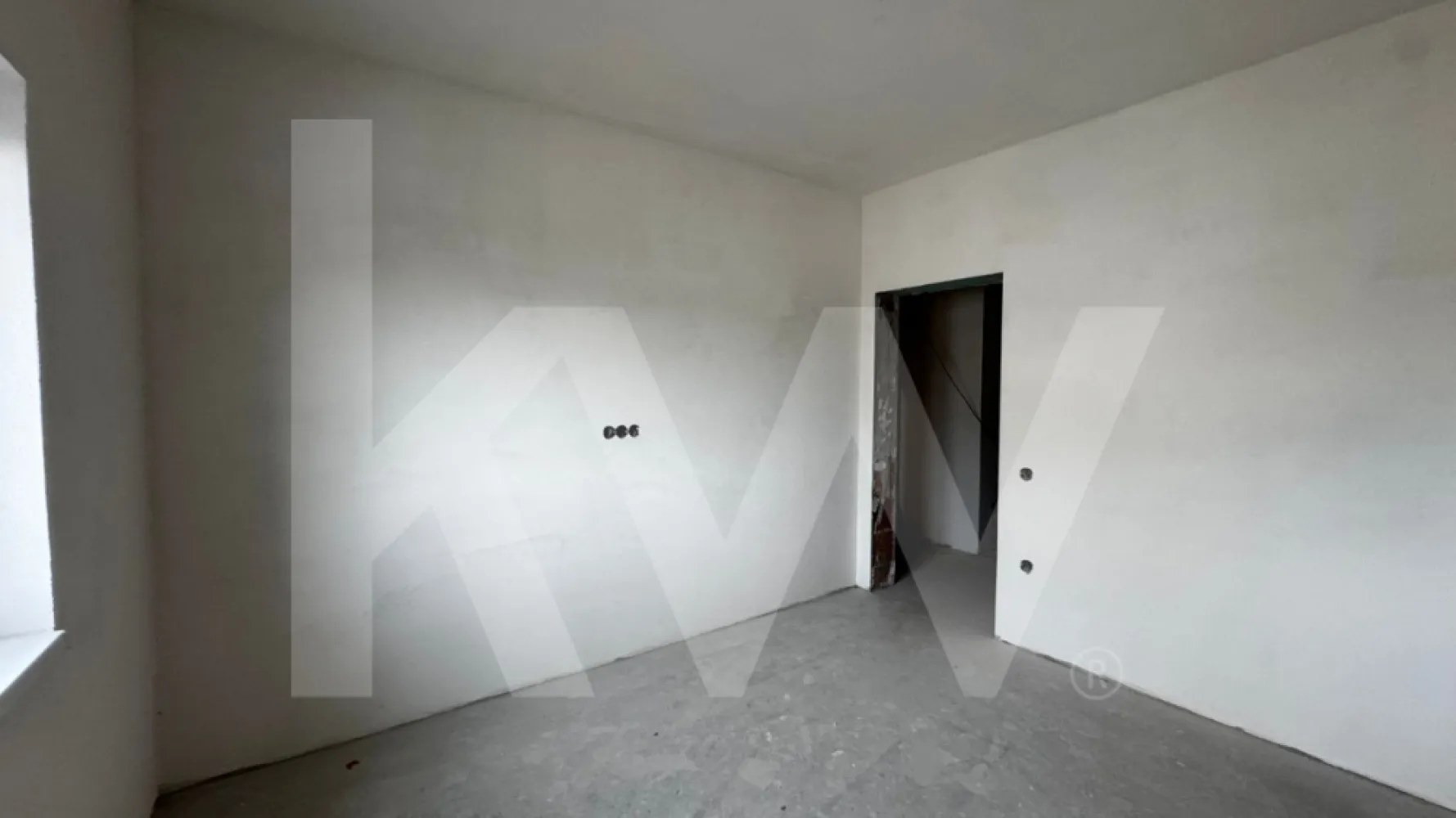 Apartament 2 camere + pod locuibil, balcon parcare Schellenberg Sibiu - Apartament modern cu pod locuibil – Etaj 2 – Șelimbăr
Un spațiu gândit cu mintea limpede și cu suflet pentru viitorul proprietar. Aici, liniștea întâlnește funcționalitatea, iar structura echilibrată a locuinței promite un trai confortabil și bine așezat.
Descriere
Acest apartament situat la etajul 2 într-un ansamblu rezidențial nou din Șelimbăr îți pune la dispoziție:
45,92 mp utili
98,98 mp suprafață totală
Balcon generos, perfect pentru cafeaua de dimineață
Loc de parcare dedicat, inclus în preț
Pod amenajat locuibil, ideal pentru depozitare extinsă sau transformare creativă (birou, hobby-room etc.)
Locuința se predă la gri avansat, un avantaj major pentru cei care vor să-și lase amprenta personală asupra fiecărui detaliu.
La cerere, se poate preda la cheie, contracost — rapid, elegant și fără stres.
Avantaje
Compartimentare eficientă, spațiu bine structurat
Ansamblu aerisit, cu acces facil
Aproape de puncte de interes: centre comerciale, școli, transport
Potrivit atât pentru locuire, cât și pentru investiție
Construcție solidă, realizată cu materiale de calitate
Perfect pentru tine dacă…
Cauți stabilitate, confort și un loc pe care îl poți transforma în „acasă”.
Un apartament modern, echilibrat, cu potențial real și vibe de locuință bine gândită.