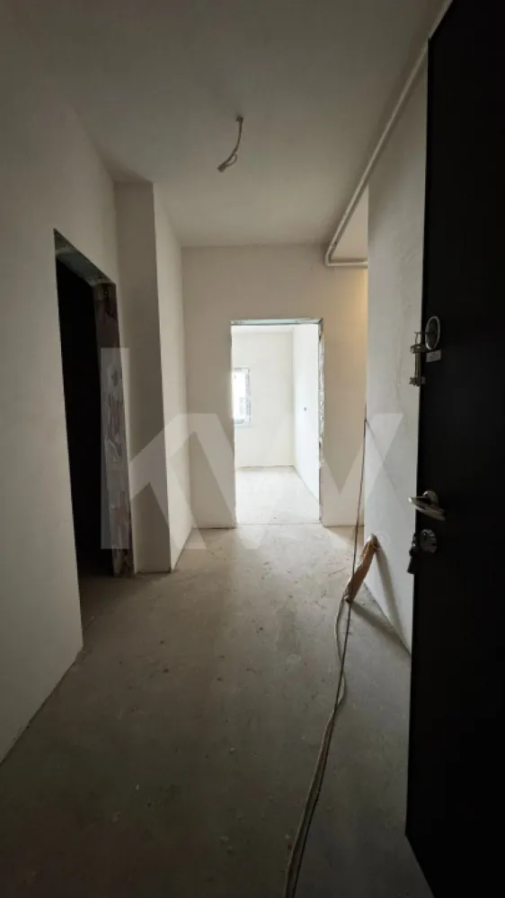 Apartament 2 camere + pod locuibil, balcon parcare Schellenberg Sibiu - Apartament modern cu pod locuibil – Etaj 2 – Șelimbăr
Un spațiu gândit cu mintea limpede și cu suflet pentru viitorul proprietar. Aici, liniștea întâlnește funcționalitatea, iar structura echilibrată a locuinței promite un trai confortabil și bine așezat.
Descriere
Acest apartament situat la etajul 2 într-un ansamblu rezidențial nou din Șelimbăr îți pune la dispoziție:
45,92 mp utili
98,98 mp suprafață totală
Balcon generos, perfect pentru cafeaua de dimineață
Loc de parcare dedicat, inclus în preț
Pod amenajat locuibil, ideal pentru depozitare extinsă sau transformare creativă (birou, hobby-room etc.)
Locuința se predă la gri avansat, un avantaj major pentru cei care vor să-și lase amprenta personală asupra fiecărui detaliu.
La cerere, se poate preda la cheie, contracost — rapid, elegant și fără stres.
Avantaje
Compartimentare eficientă, spațiu bine structurat
Ansamblu aerisit, cu acces facil
Aproape de puncte de interes: centre comerciale, școli, transport
Potrivit atât pentru locuire, cât și pentru investiție
Construcție solidă, realizată cu materiale de calitate
Perfect pentru tine dacă…
Cauți stabilitate, confort și un loc pe care îl poți transforma în „acasă”.
Un apartament modern, echilibrat, cu potențial real și vibe de locuință bine gândită.