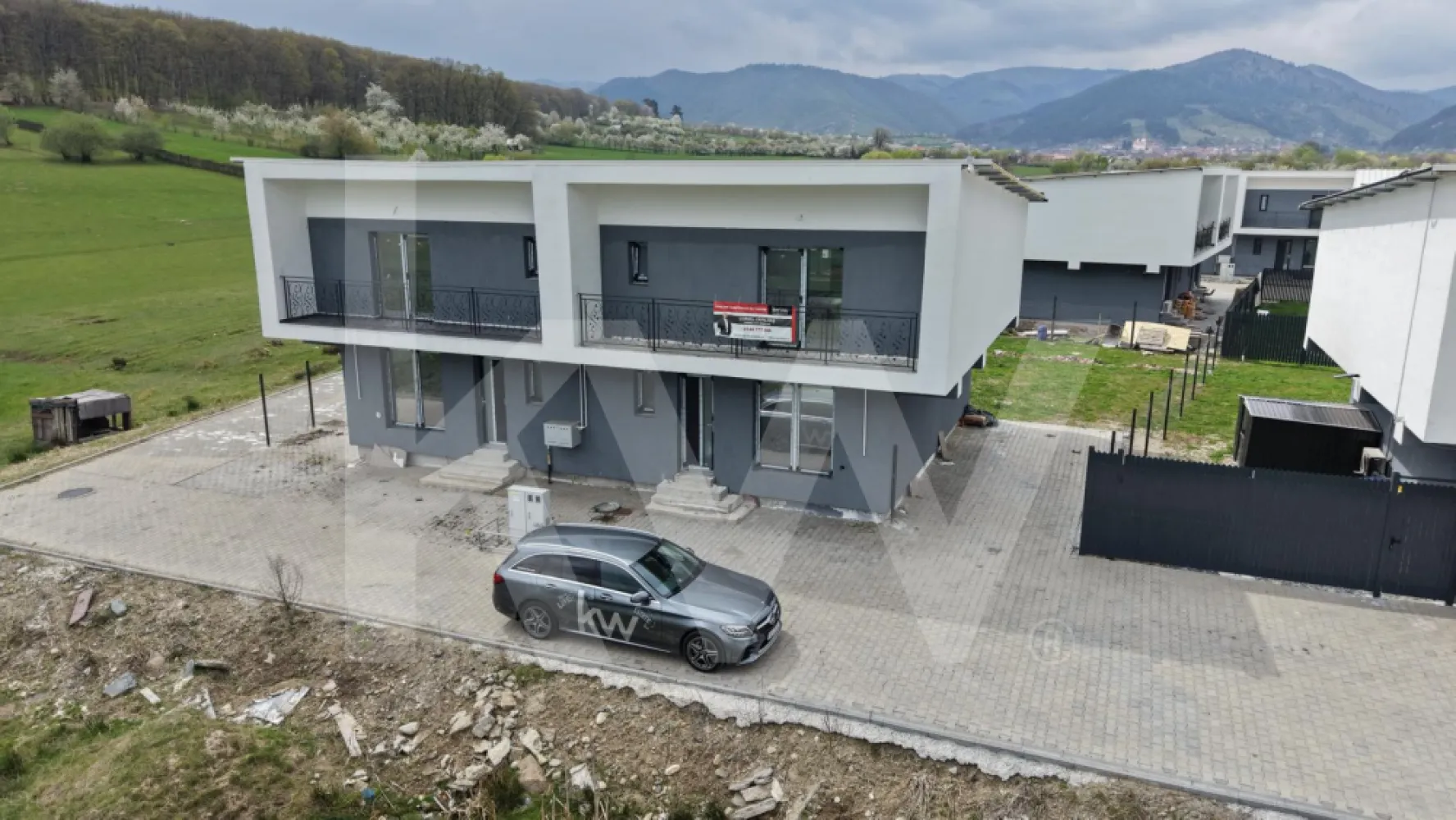 Duplex de vanzare zona Tropinii Vechi - Duplex modern – spațiu, lumină și echilibru pentru viața de zi cu zi
Această proprietate tip duplex, construită în 2023, oferă un mix reușit între funcționalitate modernă și confort autentic, gândit pentru o familie care vrea mai mult decât simple camere – vrea acasă.
Cu o suprafață utilă de 123 mp (131 mp utili total) și o suprafață construită de 160 mp, locuința este inteligent compartimentată în 4 camere, dintre care 3 dormitoare, completate de 2 băi (una cu geam pentru ventilație naturală – detaliu mic, dar de mare clasă).
Zona de zi este aerisită și luminoasă, cu bucătărie deschisă, perfectă pentru seri liniștite sau dimineți cu cafea și planuri mari. Orientarea Sud-Est aduce lumină naturală pe tot parcursul zilei, iar balconul și terasa de 7,8 mp completează armonios spațiul interior.
Proprietatea beneficiază de 2 locuri de parcare, iar terenul generos de 414 mp oferă libertate: grădină, joacă, relaxare sau grătar de duminică – tradiția încă trăiește 
Este o locuință pet friendly, pentru că familia înseamnă toți ai casei, fără excepții.
Cu o amprentă la sol de 70 mp, această casă este echilibrată, practică și ușor de întreținut – construită pentru prezent și pregătită pentru viitor + teren liber de 245 mp.
O proprietate care nu promite povești, ci oferă stabilitate, confort și liniște.