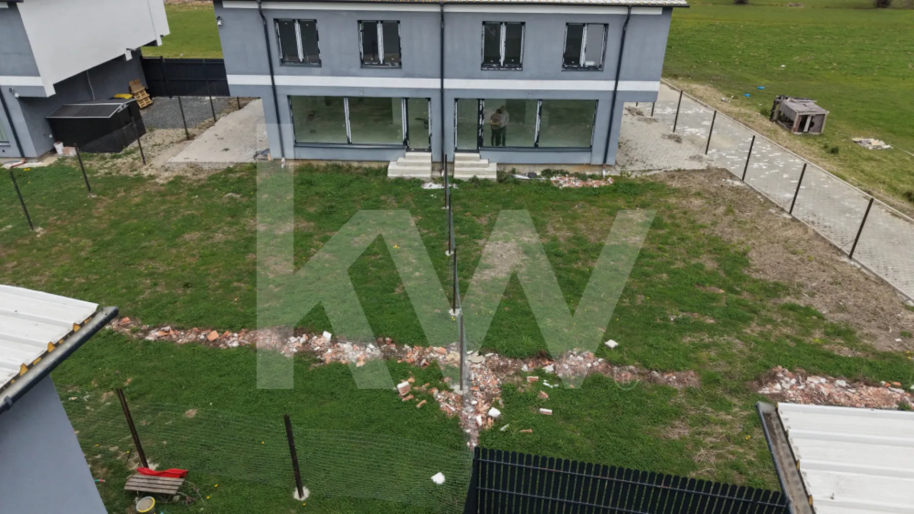 Duplex de vanzare zona Tropinii Vechi - Duplex modern – spațiu, lumină și echilibru pentru viața de zi cu zi
Această proprietate tip duplex, construită în 2023, oferă un mix reușit între funcționalitate modernă și confort autentic, gândit pentru o familie care vrea mai mult decât simple camere – vrea acasă.
Cu o suprafață utilă de 123 mp (131 mp utili total) și o suprafață construită de 160 mp, locuința este inteligent compartimentată în 4 camere, dintre care 3 dormitoare, completate de 2 băi (una cu geam pentru ventilație naturală – detaliu mic, dar de mare clasă).
Zona de zi este aerisită și luminoasă, cu bucătărie deschisă, perfectă pentru seri liniștite sau dimineți cu cafea și planuri mari. Orientarea Sud-Est aduce lumină naturală pe tot parcursul zilei, iar balconul și terasa de 7,8 mp completează armonios spațiul interior.
Proprietatea beneficiază de 2 locuri de parcare, iar terenul generos de 414 mp oferă libertate: grădină, joacă, relaxare sau grătar de duminică – tradiția încă trăiește 
Este o locuință pet friendly, pentru că familia înseamnă toți ai casei, fără excepții.
Cu o amprentă la sol de 70 mp, această casă este echilibrată, practică și ușor de întreținut – construită pentru prezent și pregătită pentru viitor + teren liber de 245 mp.
O proprietate care nu promite povești, ci oferă stabilitate, confort și liniște.