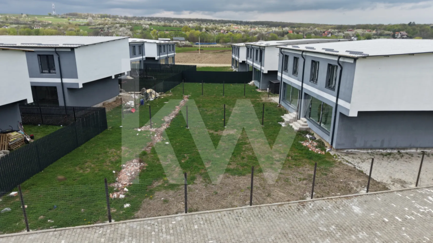 Duplex de vanzare zona Tropinii Vechi - Duplex modern – spațiu, lumină și echilibru pentru viața de zi cu zi
Această proprietate tip duplex, construită în 2023, oferă un mix reușit între funcționalitate modernă și confort autentic, gândit pentru o familie care vrea mai mult decât simple camere – vrea acasă.
Cu o suprafață utilă de 123 mp (131 mp utili total) și o suprafață construită de 160 mp, locuința este inteligent compartimentată în 4 camere, dintre care 3 dormitoare, completate de 2 băi (una cu geam pentru ventilație naturală – detaliu mic, dar de mare clasă).
Zona de zi este aerisită și luminoasă, cu bucătărie deschisă, perfectă pentru seri liniștite sau dimineți cu cafea și planuri mari. Orientarea Sud-Est aduce lumină naturală pe tot parcursul zilei, iar balconul și terasa de 7,8 mp completează armonios spațiul interior.
Proprietatea beneficiază de 2 locuri de parcare, iar terenul generos de 414 mp oferă libertate: grădină, joacă, relaxare sau grătar de duminică – tradiția încă trăiește 
Este o locuință pet friendly, pentru că familia înseamnă toți ai casei, fără excepții.
Cu o amprentă la sol de 70 mp, această casă este echilibrată, practică și ușor de întreținut – construită pentru prezent și pregătită pentru viitor + teren liber de 245 mp.
O proprietate care nu promite povești, ci oferă stabilitate, confort și liniște.