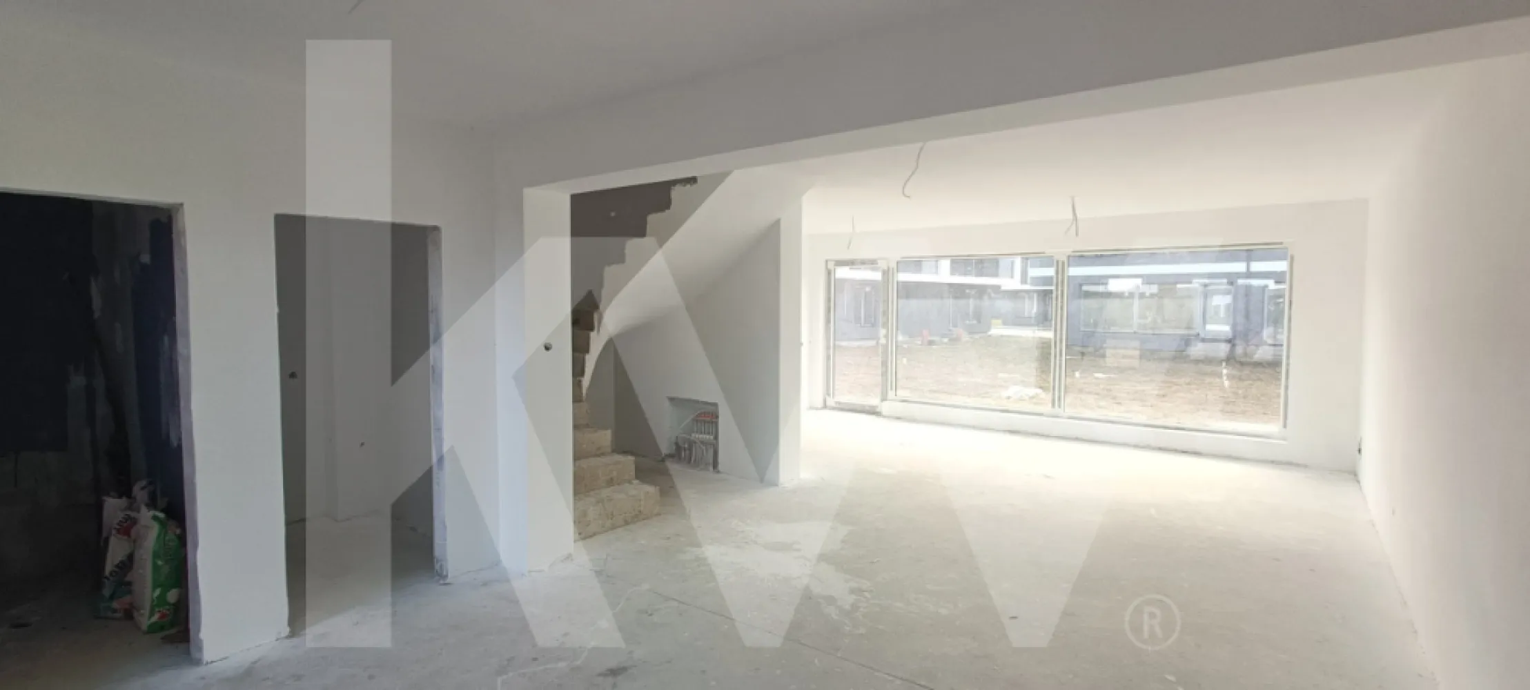 Duplex de vanzare zona Tropinii Vechi - Duplex modern – spațiu, lumină și echilibru pentru viața de zi cu zi
Această proprietate tip duplex, construită în 2023, oferă un mix reușit între funcționalitate modernă și confort autentic, gândit pentru o familie care vrea mai mult decât simple camere – vrea acasă.
Cu o suprafață utilă de 123 mp (131 mp utili total) și o suprafață construită de 160 mp, locuința este inteligent compartimentată în 4 camere, dintre care 3 dormitoare, completate de 2 băi (una cu geam pentru ventilație naturală – detaliu mic, dar de mare clasă).
Zona de zi este aerisită și luminoasă, cu bucătărie deschisă, perfectă pentru seri liniștite sau dimineți cu cafea și planuri mari. Orientarea Sud-Est aduce lumină naturală pe tot parcursul zilei, iar balconul și terasa de 7,8 mp completează armonios spațiul interior.
Proprietatea beneficiază de 2 locuri de parcare, iar terenul generos de 414 mp oferă libertate: grădină, joacă, relaxare sau grătar de duminică – tradiția încă trăiește 
Este o locuință pet friendly, pentru că familia înseamnă toți ai casei, fără excepții.
Cu o amprentă la sol de 70 mp, această casă este echilibrată, practică și ușor de întreținut – construită pentru prezent și pregătită pentru viitor + teren liber de 245 mp.
O proprietate care nu promite povești, ci oferă stabilitate, confort și liniște.