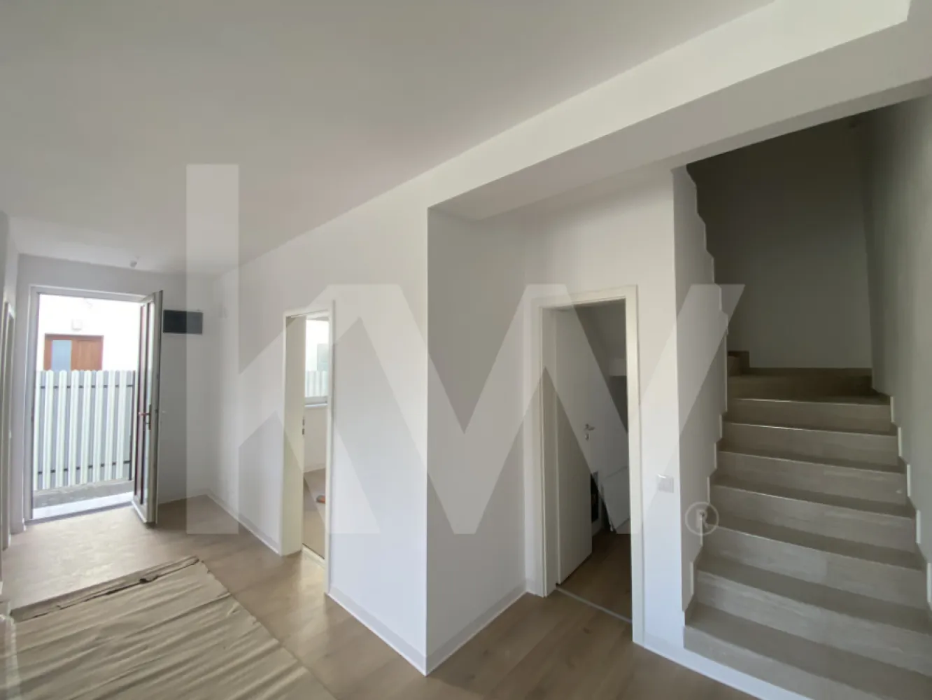 Casa 4 camere de inchiriat zona Arhitectilor 75mp teren cu acces auto - Va oferim spre inchiriere o casa moderna, construita in 2024, situata intr-o zona linistita si apreciata din Arhitectilor. Ideal pentru familii care cauta confort, siguranta si acces facil catre principalele puncte de interes din oras.
Casa dispune de:
Suprafata utila 134mp de 4 camere, cu 3 dormitoare si living spatios,
2 bai cu geam pentru aerisire naturala.
Bucatarie separata complet utilata, disponibila la predare.
Incalzire in pardoseala pentru confort termic pe tot parcursul anului.
Teren de 75 mp cu acces auto propriu.
Optiuni de inchiriere:
Predare cu bucataria mobilata: 800 euro/luna.
Predare complet mobilata si utilata: 1000 euro/luna.

Aceasta proprietate reprezinta o oportunitate excelenta pentru cei care doresc sa se mute imediat, fara grija amenajarilor suplimentare. Pentru vizionari si informatii suplimentare, va rugam sa ne contactati pentru programare.