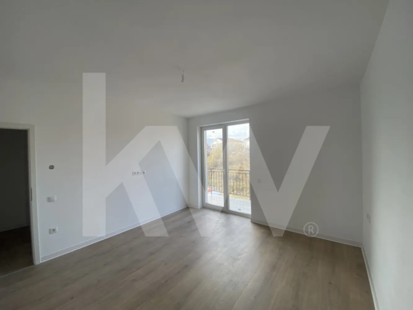 Casa 4 camere de inchiriat zona Arhitectilor 75mp teren cu acces auto - Va oferim spre inchiriere o casa moderna, construita in 2024, situata intr-o zona linistita si apreciata din Arhitectilor. Ideal pentru familii care cauta confort, siguranta si acces facil catre principalele puncte de interes din oras.
Casa dispune de:
Suprafata utila 134mp de 4 camere, cu 3 dormitoare si living spatios,
2 bai cu geam pentru aerisire naturala.
Bucatarie separata complet utilata, disponibila la predare.
Incalzire in pardoseala pentru confort termic pe tot parcursul anului.
Teren de 75 mp cu acces auto propriu.
Optiuni de inchiriere:
Predare cu bucataria mobilata: 800 euro/luna.
Predare complet mobilata si utilata: 1000 euro/luna.

Aceasta proprietate reprezinta o oportunitate excelenta pentru cei care doresc sa se mute imediat, fara grija amenajarilor suplimentare. Pentru vizionari si informatii suplimentare, va rugam sa ne contactati pentru programare.