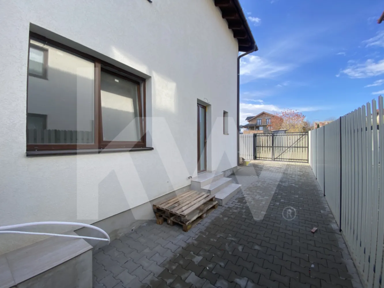 Casa 4 camere de inchiriat zona Arhitectilor 75mp teren cu acces auto - Va oferim spre inchiriere o casa moderna, construita in 2024, situata intr-o zona linistita si apreciata din Arhitectilor. Ideal pentru familii care cauta confort, siguranta si acces facil catre principalele puncte de interes din oras.
Casa dispune de:
Suprafata utila 134mp de 4 camere, cu 3 dormitoare si living spatios,
2 bai cu geam pentru aerisire naturala.
Bucatarie separata complet utilata, disponibila la predare.
Incalzire in pardoseala pentru confort termic pe tot parcursul anului.
Teren de 75 mp cu acces auto propriu.
Optiuni de inchiriere:
Predare cu bucataria mobilata: 800 euro/luna.
Predare complet mobilata si utilata: 1000 euro/luna.

Aceasta proprietate reprezinta o oportunitate excelenta pentru cei care doresc sa se mute imediat, fara grija amenajarilor suplimentare. Pentru vizionari si informatii suplimentare, va rugam sa ne contactati pentru programare.