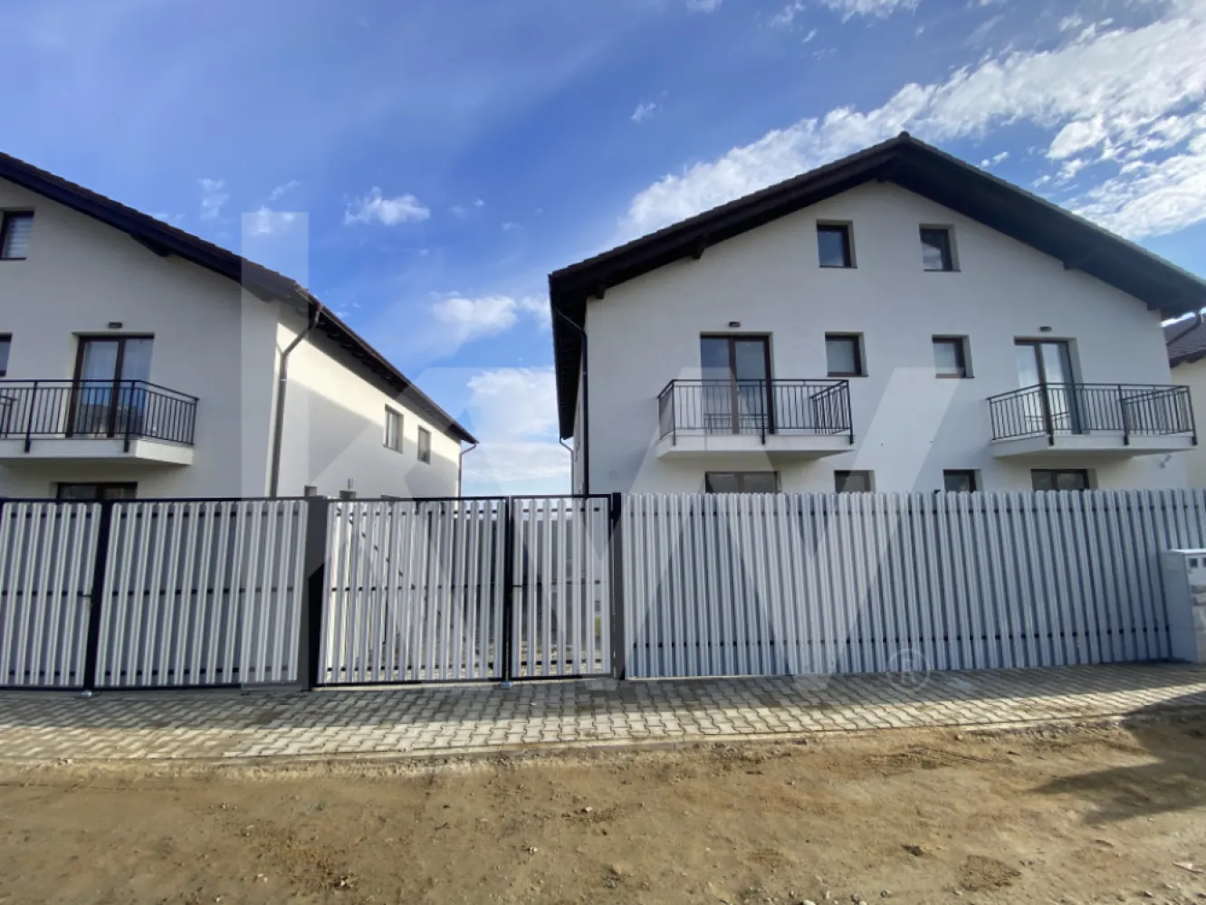 Casa 4 camere de inchiriat zona Arhitectilor 75mp teren cu acces auto - Va oferim spre inchiriere o casa moderna, construita in 2024, situata intr-o zona linistita si apreciata din Arhitectilor. Ideal pentru familii care cauta confort, siguranta si acces facil catre principalele puncte de interes din oras.
Casa dispune de:
Suprafata utila 134mp de 4 camere, cu 3 dormitoare si living spatios,
2 bai cu geam pentru aerisire naturala.
Bucatarie separata complet utilata, disponibila la predare.
Incalzire in pardoseala pentru confort termic pe tot parcursul anului.
Teren de 75 mp cu acces auto propriu.
Optiuni de inchiriere:
Predare cu bucataria mobilata: 800 euro/luna.
Predare complet mobilata si utilata: 1000 euro/luna.

Aceasta proprietate reprezinta o oportunitate excelenta pentru cei care doresc sa se mute imediat, fara grija amenajarilor suplimentare. Pentru vizionari si informatii suplimentare, va rugam sa ne contactati pentru programare.