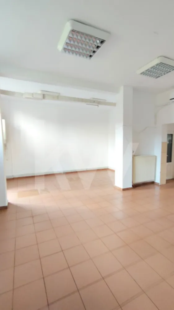 SPATIU COMERCIAL DE INCHIRIAT VALEA AURIE 102 mp - Spațiu comercial de închiriat – Valea Aurie, Sibiu
In inima cartierului Valea Aurie, una dintre cele mai stabile și populate zone din Sibiu, este disponibil spre închiriere un spațiu comercial de 102 mp, poziționat stradal, cu vizibilitate foarte bună și acces facil pentru clienți.
Spațiul oferă o compartimentare practică, luminoasă și flexibilă, ideală pentru activități care au nevoie de vizibilitate și acces rapid din zona rezidențială din jur.
Caracteristici principale
Suprafață utilă: 102 mp
Poziționare: front stradal, zonă circulată
Acces rapid: aproape de transport public, școli și zone rezidențiale
Vizibilitate excelentă pentru brand și activitate
Potrivit pentru
cabinete medicale, stomatologice sau psihologice
salon de frumusețe, spa sau wellness
magazin de proximitate, florărie sau showroom
 birouri, firmă de servicii, IT sau contabilitate
Zona Valea Aurie este cunoscută pentru comunitatea stabilă și fluxul constant de locuitori, ceea ce oferă afacerii tale vizibilitate și potențial real de dezvoltare.
Un spațiu versatil, potrivit pentru antreprenorii care caută un loc bine poziționat pentru a construi ceva durabil.
#Sibiu #ValeaAurie #SpatiuComercial #InchiriereSibiu #BusinessLocation #InvestitieSigura #BirouriSibiu #SalonSibiu #ShowroomSibiu #CornelCapalnas #KW #KellerWilliamsSibiu #ImobiliareSibiu #ConsultantaImobiliara #CalitateaFaceTotul