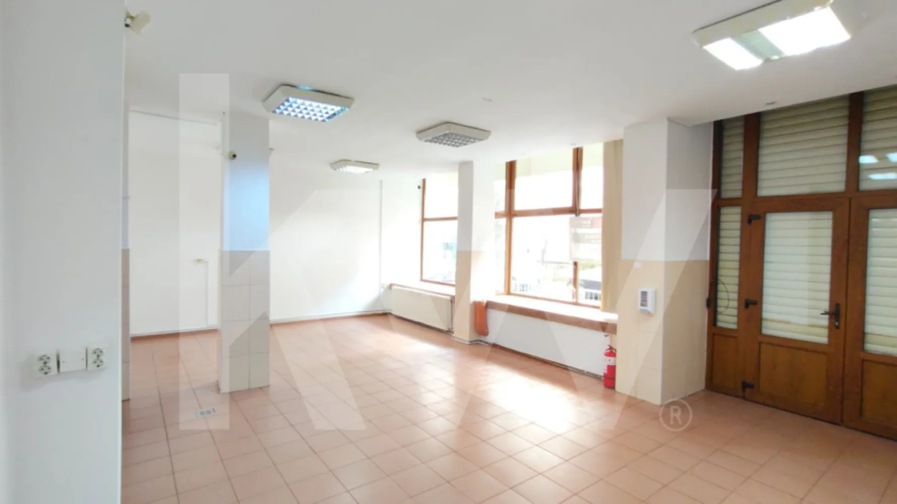 SPATIU COMERCIAL DE INCHIRIAT VALEA AURIE 102 mp - Spațiu comercial de închiriat – Valea Aurie, Sibiu
In inima cartierului Valea Aurie, una dintre cele mai stabile și populate zone din Sibiu, este disponibil spre închiriere un spațiu comercial de 102 mp, poziționat stradal, cu vizibilitate foarte bună și acces facil pentru clienți.
Spațiul oferă o compartimentare practică, luminoasă și flexibilă, ideală pentru activități care au nevoie de vizibilitate și acces rapid din zona rezidențială din jur.
Caracteristici principale
Suprafață utilă: 102 mp
Poziționare: front stradal, zonă circulată
Acces rapid: aproape de transport public, școli și zone rezidențiale
Vizibilitate excelentă pentru brand și activitate
Potrivit pentru
cabinete medicale, stomatologice sau psihologice
salon de frumusețe, spa sau wellness
magazin de proximitate, florărie sau showroom
 birouri, firmă de servicii, IT sau contabilitate
Zona Valea Aurie este cunoscută pentru comunitatea stabilă și fluxul constant de locuitori, ceea ce oferă afacerii tale vizibilitate și potențial real de dezvoltare.
Un spațiu versatil, potrivit pentru antreprenorii care caută un loc bine poziționat pentru a construi ceva durabil.
#Sibiu #ValeaAurie #SpatiuComercial #InchiriereSibiu #BusinessLocation #InvestitieSigura #BirouriSibiu #SalonSibiu #ShowroomSibiu #CornelCapalnas #KW #KellerWilliamsSibiu #ImobiliareSibiu #ConsultantaImobiliara #CalitateaFaceTotul