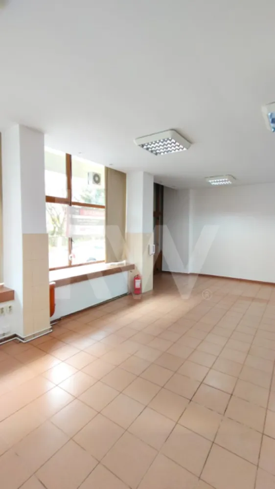 SPATIU COMERCIAL DE INCHIRIAT VALEA AURIE 102 mp
