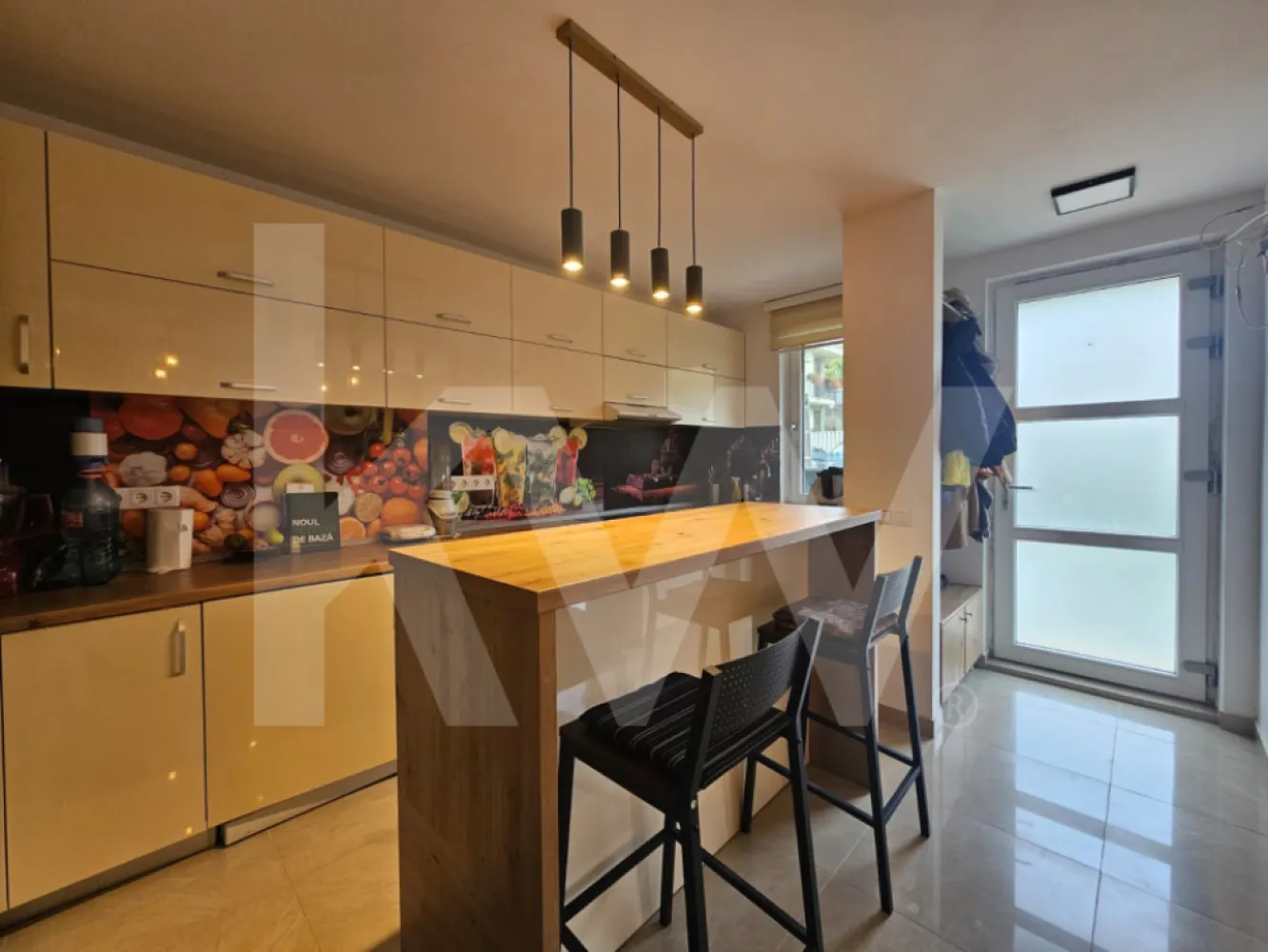 Casă 4 camere la preț de apartament - Confort total: Încălzire, răcire și autonomie electrică până la 16 ore! – Cristian

Imaginează-ți că te întorci acasă după o zi plină și pășești într-un spațiu modern, luminos și primitor.
Această casă construită în 2022, cu uzură minimă, îmbină perfect confortul, liniștea și accesul rapid către oraș.
Detalii: Suprafață construită: 110 mp, utilă: 88 mp, Teren: 120 mp, curte + 2 locuri de parcare, Nivel: P+1E+Pod, 3 dormitoare, 2 băi living open-space, balcon 7 mp. 
Mobilată și utilată complet – gata de mutare.
Încălzire în pardoseală + pompă de căldură. Curent trifazic. Boiler cu capacitate de 500 l apă. Se poate realiza și funcția de răcire, nu doar de incălzire (schimbător de căldură). Independență , dacă nu este curent, între 12-16h.
Locație excelentă – aproape de Aeroport, Metro și autostradă, la doar 10-15 minute de centrul Sibiului.
Preț: 140.000 € (doar 1.590 €/mp) – liberă de sarcini!
O locuință intimă, eficientă și perfectă pentru familii, care poate fi noul tău cămin.
Contactează-ne pentru detalii și vizionare!