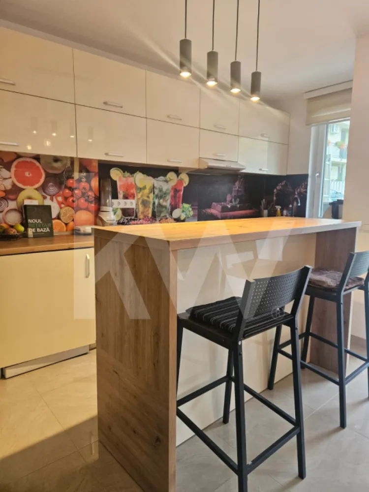 Casă 4 camere la preț de apartament - Confort total: Încălzire, răcire și autonomie electrică până la 16 ore! – Cristian

Imaginează-ți că te întorci acasă după o zi plină și pășești într-un spațiu modern, luminos și primitor.
Această casă construită în 2022, cu uzură minimă, îmbină perfect confortul, liniștea și accesul rapid către oraș.
Detalii: Suprafață construită: 110 mp, utilă: 88 mp, Teren: 120 mp, curte + 2 locuri de parcare, Nivel: P+1E+Pod, 3 dormitoare, 2 băi living open-space, balcon 7 mp. 
Mobilată și utilată complet – gata de mutare.
Încălzire în pardoseală + pompă de căldură. Curent trifazic. Boiler cu capacitate de 500 l apă. Se poate realiza și funcția de răcire, nu doar de incălzire (schimbător de căldură). Independență , dacă nu este curent, între 12-16h.
Locație excelentă – aproape de Aeroport, Metro și autostradă, la doar 10-15 minute de centrul Sibiului.
Preț: 140.000 € (doar 1.590 €/mp) – liberă de sarcini!
O locuință intimă, eficientă și perfectă pentru familii, care poate fi noul tău cămin.
Contactează-ne pentru detalii și vizionare!
