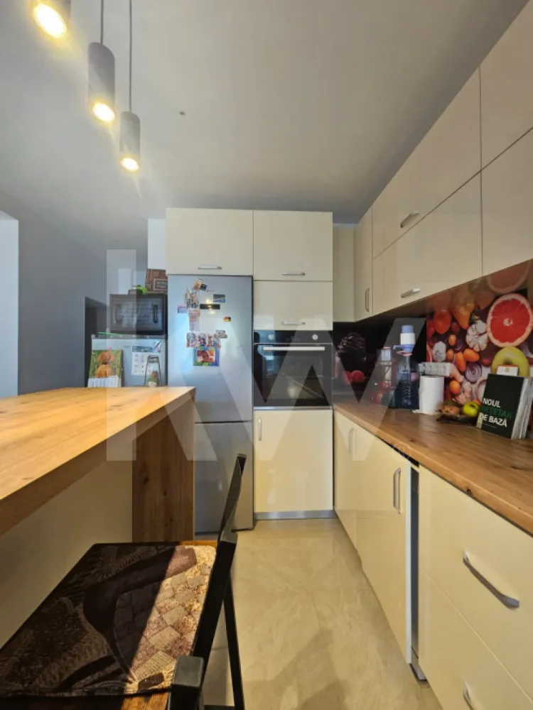Casă 4 camere la preț de apartament - Confort total: Încălzire, răcire și autonomie electrică până la 16 ore! – Cristian

Imaginează-ți că te întorci acasă după o zi plină și pășești într-un spațiu modern, luminos și primitor.
Această casă construită în 2022, cu uzură minimă, îmbină perfect confortul, liniștea și accesul rapid către oraș.
Detalii: Suprafață construită: 110 mp, utilă: 88 mp, Teren: 120 mp, curte + 2 locuri de parcare, Nivel: P+1E+Pod, 3 dormitoare, 2 băi living open-space, balcon 7 mp. 
Mobilată și utilată complet – gata de mutare.
Încălzire în pardoseală + pompă de căldură. Curent trifazic. Boiler cu capacitate de 500 l apă. Se poate realiza și funcția de răcire, nu doar de incălzire (schimbător de căldură). Independență , dacă nu este curent, între 12-16h.
Locație excelentă – aproape de Aeroport, Metro și autostradă, la doar 10-15 minute de centrul Sibiului.
Preț: 140.000 € (doar 1.590 €/mp) – liberă de sarcini!
O locuință intimă, eficientă și perfectă pentru familii, care poate fi noul tău cămin.
Contactează-ne pentru detalii și vizionare!