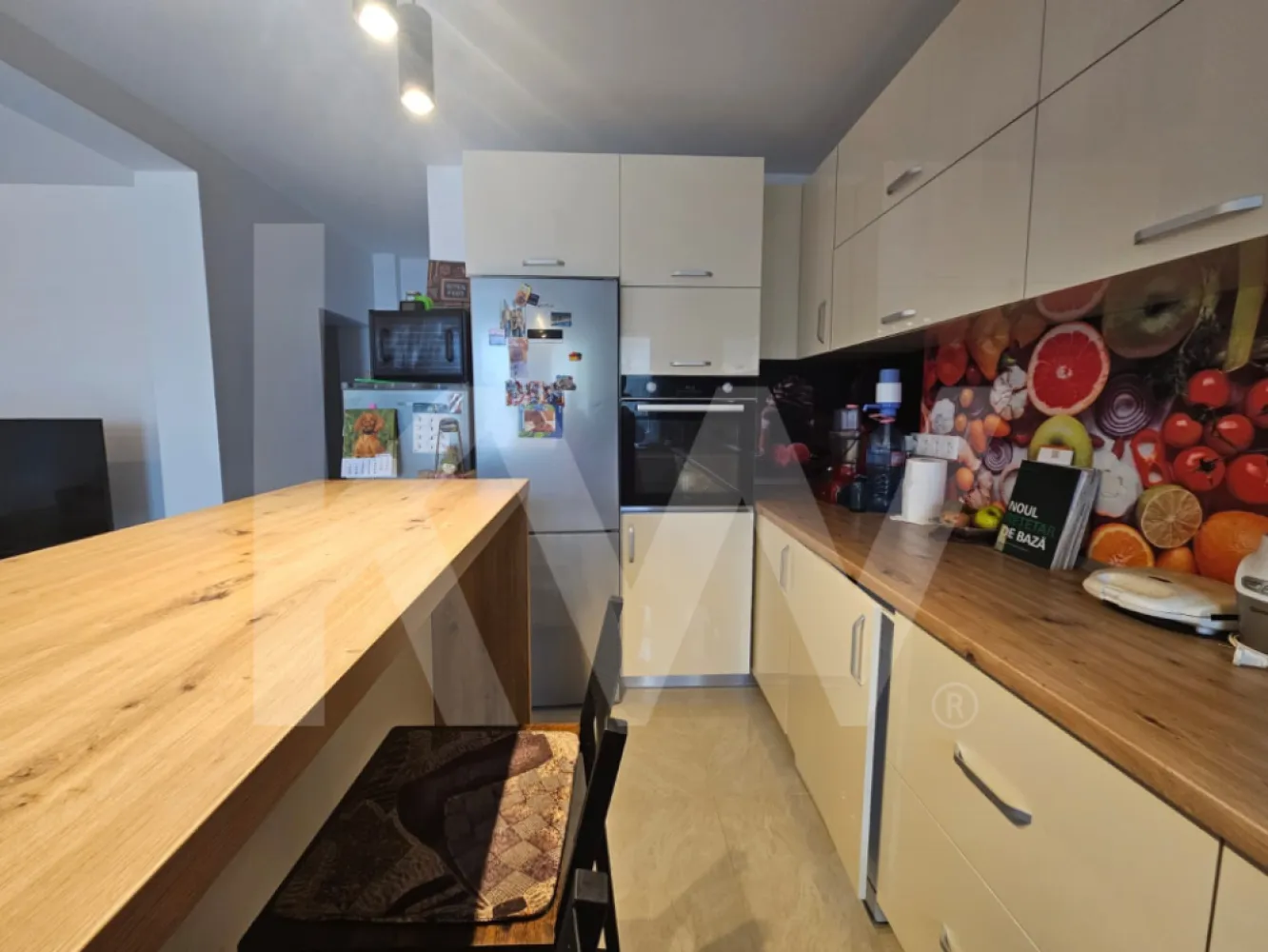 Casă 4 camere la preț de apartament - Confort total: Încălzire, răcire și autonomie electrică până la 16 ore! – Cristian

Imaginează-ți că te întorci acasă după o zi plină și pășești într-un spațiu modern, luminos și primitor.
Această casă construită în 2022, cu uzură minimă, îmbină perfect confortul, liniștea și accesul rapid către oraș.
Detalii: Suprafață construită: 110 mp, utilă: 88 mp, Teren: 120 mp, curte + 2 locuri de parcare, Nivel: P+1E+Pod, 3 dormitoare, 2 băi living open-space, balcon 7 mp. 
Mobilată și utilată complet – gata de mutare.
Încălzire în pardoseală + pompă de căldură. Curent trifazic. Boiler cu capacitate de 500 l apă. Se poate realiza și funcția de răcire, nu doar de incălzire (schimbător de căldură). Independență , dacă nu este curent, între 12-16h.
Locație excelentă – aproape de Aeroport, Metro și autostradă, la doar 10-15 minute de centrul Sibiului.
Preț: 140.000 € (doar 1.590 €/mp) – liberă de sarcini!
O locuință intimă, eficientă și perfectă pentru familii, care poate fi noul tău cămin.
Contactează-ne pentru detalii și vizionare!