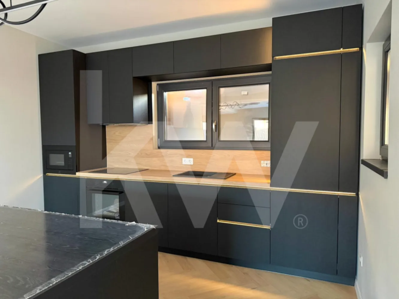 Apartament premium modern 4 camere 4 bai - teren de 200mp Arhitectilor - De cat timp cauti un apartament premium, ultrafinisat, care sa iti ofere tot confortul de care ai nevoie?
Te-ai gandit cum ar fi sa locuiesti intr-un apartament de 4 camere, unde fiecare dormitor are propria baie, finisaje de lux si dotari de ultima generatie.

Ce ar insemna pentru tine sa te bucuri de:

Confort termic maxim datorita izolatiei cu vata bazaltica.
O atmosfera linistita si relaxanta, datorita geamurilor premium cu 3 foi de sticla si 3 garnituri.
Siguranta deplina pentru familia ta, asigurata de un sistem de supraveghere video non-stop.
Un design modern si elegant, pus in valoare de balustradele din sticla securizata si finisaje premium.
Un loc de parcare inclus in pret, astfel incat sa scapi de grija gasirii unui loc liber.

Apartamentul va fi predat complet finisat, astfel incat sa te poti muta fara griji. In plus, incalzirea in pardoseala, bucataria mobilata, utilata si centrala termica Bosch in condensare iti ofera un confort termic superior si un consum redus de energie.

Acest apartament se afla la parter si are o suprafata de 115 mp utili, completat de o curte privata de 200 mp, perfecta pentru momentele de relaxare in aer liber.

Este acest apartament ceea ce cauti? Contacteaza-ne pentru a afla mai multe detalii!