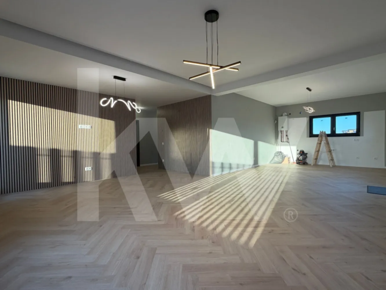 Apartament premium modern 4 camere 4 bai - teren de 200mp Arhitectilor - De cat timp cauti un apartament premium, ultrafinisat, care sa iti ofere tot confortul de care ai nevoie?
Te-ai gandit cum ar fi sa locuiesti intr-un apartament de 4 camere, unde fiecare dormitor are propria baie, finisaje de lux si dotari de ultima generatie.

Ce ar insemna pentru tine sa te bucuri de:

Confort termic maxim datorita izolatiei cu vata bazaltica.
O atmosfera linistita si relaxanta, datorita geamurilor premium cu 3 foi de sticla si 3 garnituri.
Siguranta deplina pentru familia ta, asigurata de un sistem de supraveghere video non-stop.
Un design modern si elegant, pus in valoare de balustradele din sticla securizata si finisaje premium.
Un loc de parcare inclus in pret, astfel incat sa scapi de grija gasirii unui loc liber.

Apartamentul va fi predat complet finisat, astfel incat sa te poti muta fara griji. In plus, incalzirea in pardoseala, bucataria mobilata, utilata si centrala termica Bosch in condensare iti ofera un confort termic superior si un consum redus de energie.

Acest apartament se afla la parter si are o suprafata de 115 mp utili, completat de o curte privata de 200 mp, perfecta pentru momentele de relaxare in aer liber.

Este acest apartament ceea ce cauti? Contacteaza-ne pentru a afla mai multe detalii!
