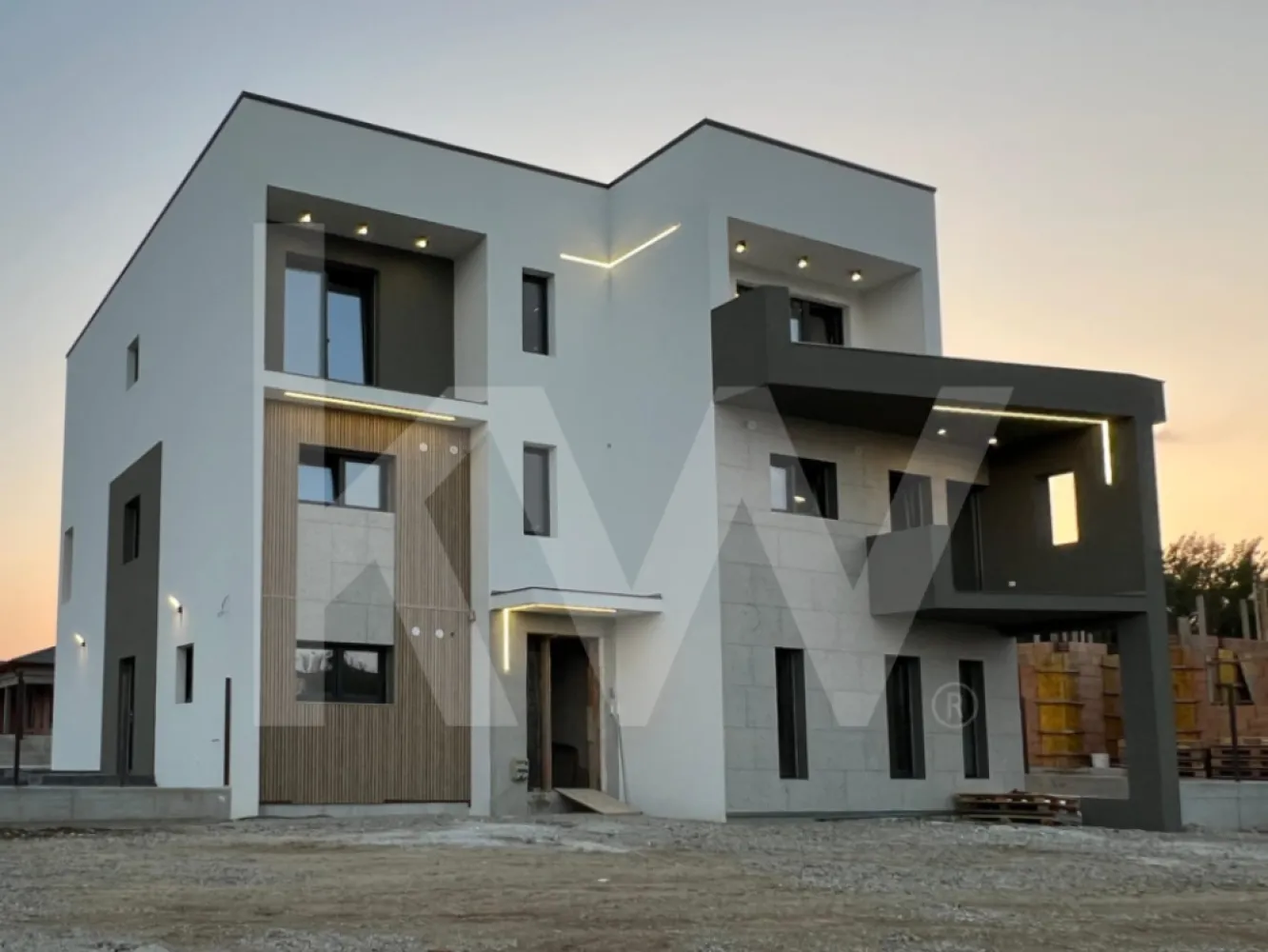 Apartament premium modern 4 camere 4 bai - teren de 200mp Arhitectilor - De cat timp cauti un apartament premium, ultrafinisat, care sa iti ofere tot confortul de care ai nevoie?
Te-ai gandit cum ar fi sa locuiesti intr-un apartament de 4 camere, unde fiecare dormitor are propria baie, finisaje de lux si dotari de ultima generatie.

Ce ar insemna pentru tine sa te bucuri de:

Confort termic maxim datorita izolatiei cu vata bazaltica.
O atmosfera linistita si relaxanta, datorita geamurilor premium cu 3 foi de sticla si 3 garnituri.
Siguranta deplina pentru familia ta, asigurata de un sistem de supraveghere video non-stop.
Un design modern si elegant, pus in valoare de balustradele din sticla securizata si finisaje premium.
Un loc de parcare inclus in pret, astfel incat sa scapi de grija gasirii unui loc liber.

Apartamentul va fi predat complet finisat, astfel incat sa te poti muta fara griji. In plus, incalzirea in pardoseala, bucataria mobilata, utilata si centrala termica Bosch in condensare iti ofera un confort termic superior si un consum redus de energie.

Acest apartament se afla la parter si are o suprafata de 115 mp utili, completat de o curte privata de 200 mp, perfecta pentru momentele de relaxare in aer liber.

Este acest apartament ceea ce cauti? Contacteaza-ne pentru a afla mai multe detalii!