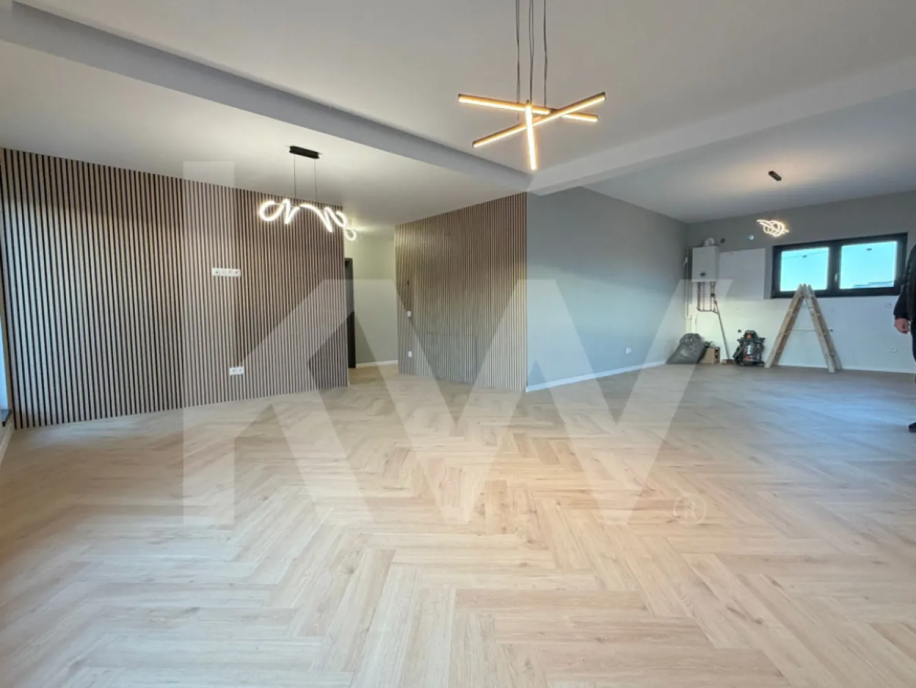 Apartament premium modern 4 camere 4 bai - teren de 200mp Arhitectilor - De cat timp cauti un apartament premium, ultrafinisat, care sa iti ofere tot confortul de care ai nevoie?
Te-ai gandit cum ar fi sa locuiesti intr-un apartament de 4 camere, unde fiecare dormitor are propria baie, finisaje de lux si dotari de ultima generatie.

Ce ar insemna pentru tine sa te bucuri de:

Confort termic maxim datorita izolatiei cu vata bazaltica.
O atmosfera linistita si relaxanta, datorita geamurilor premium cu 3 foi de sticla si 3 garnituri.
Siguranta deplina pentru familia ta, asigurata de un sistem de supraveghere video non-stop.
Un design modern si elegant, pus in valoare de balustradele din sticla securizata si finisaje premium.
Un loc de parcare inclus in pret, astfel incat sa scapi de grija gasirii unui loc liber.

Apartamentul va fi predat complet finisat, astfel incat sa te poti muta fara griji. In plus, incalzirea in pardoseala, bucataria mobilata, utilata si centrala termica Bosch in condensare iti ofera un confort termic superior si un consum redus de energie.

Acest apartament se afla la parter si are o suprafata de 115 mp utili, completat de o curte privata de 200 mp, perfecta pentru momentele de relaxare in aer liber.

Este acest apartament ceea ce cauti? Contacteaza-ne pentru a afla mai multe detalii!