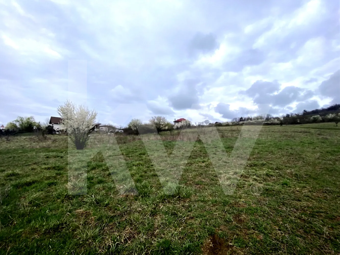 Teren de casa 587mp intravilan curti constructii acces privat Sibiu - Teren Intravilan Sibiu – Zonă de Case L1a – Intimitate și Siguranță Garantată
Vând parcelă de teren în suprafață de 580 mp si 587 mp, situată într-o zonă exclusivistă de locuințe individuale (UTR 65 / L1a), ideală pentru cei care caută liniște fără a renunța la facilitățile orașului.

De ce să alegi acest teren?
Intimitate maximă: Parcela este situată în planul doi, beneficiind de un drum de acces privat (proprietate cotă-parte/inclusă). Spune adio zgomotului de la stradă și prafului de trafic!

Urbanism Favorabil: Încadrarea L1a permite construcția directă a unei locuințe individuale, respectând reglementările moderne de urbanism ale Sibiului.
Configurație Excelentă: Front de aproximativ 12 metri, oferind libertate arhitecturală deplină.
Acte la zi: Cadastru și Carte Funciară actualizate în 2021, categorie „Curți Construcții”. Toate documentele sunt pregătite pentru vânzare imediată.

Detalii Tehnice:
Suprafață: 580 si 587 mp + cotă cale de acces.
Utilități: Disponibile la drumul public principal. Distanta 40m.
Acces: Drum privat cu lățime de 4m (conform reglementărilor pentru acces tip servitute/alee de deservire locală).

Preț: 72.500 negociabil!
Investește în siguranța și liniștea familiei tale! Pentru detalii suplimentare și vizionări, mă puteți contacta!