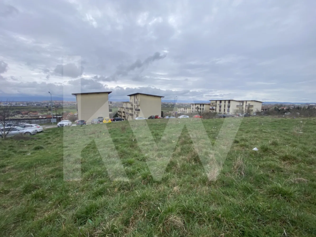 Teren de casa 587mp intravilan curti constructii acces privat Sibiu - Teren Intravilan Sibiu – Zonă de Case L1a – Intimitate și Siguranță Garantată
Vând parcelă de teren în suprafață de 580 mp si 587 mp, situată într-o zonă exclusivistă de locuințe individuale (UTR 65 / L1a), ideală pentru cei care caută liniște fără a renunța la facilitățile orașului.

De ce să alegi acest teren?
Intimitate maximă: Parcela este situată în planul doi, beneficiind de un drum de acces privat (proprietate cotă-parte/inclusă). Spune adio zgomotului de la stradă și prafului de trafic!

Urbanism Favorabil: Încadrarea L1a permite construcția directă a unei locuințe individuale, respectând reglementările moderne de urbanism ale Sibiului.
Configurație Excelentă: Front de aproximativ 12 metri, oferind libertate arhitecturală deplină.
Acte la zi: Cadastru și Carte Funciară actualizate în 2021, categorie „Curți Construcții”. Toate documentele sunt pregătite pentru vânzare imediată.

Detalii Tehnice:
Suprafață: 580 si 587 mp + cotă cale de acces.
Utilități: Disponibile la drumul public principal. Distanta 40m.
Acces: Drum privat cu lățime de 4m (conform reglementărilor pentru acces tip servitute/alee de deservire locală).

Preț: 72.500 negociabil!
Investește în siguranța și liniștea familiei tale! Pentru detalii suplimentare și vizionări, mă puteți contacta!