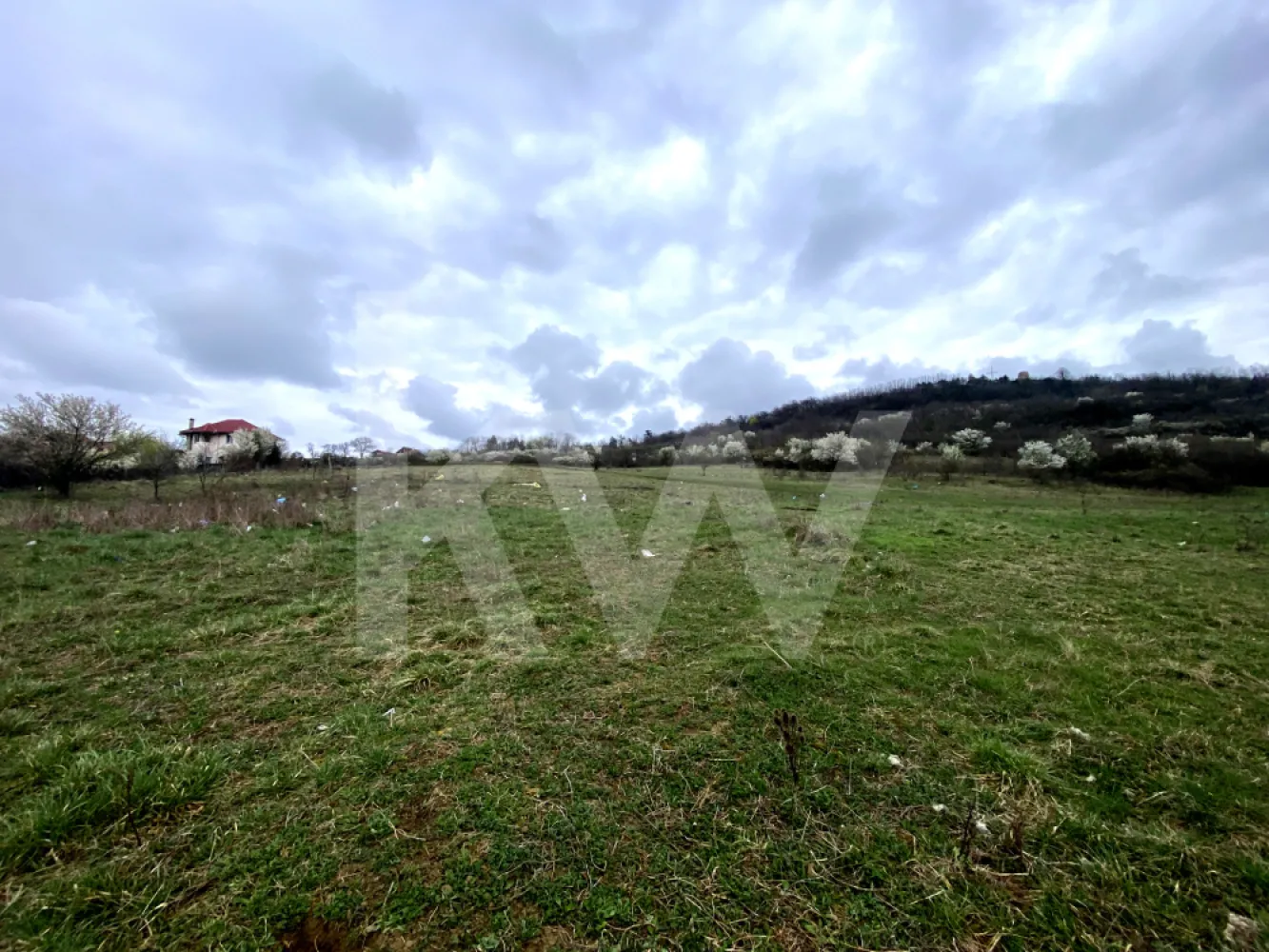 Teren de casa 587mp intravilan curti constructii acces privat Sibiu - Teren Intravilan Sibiu – Zonă de Case L1a – Intimitate și Siguranță Garantată
Vând parcelă de teren în suprafață de 580 mp si 587 mp, situată într-o zonă exclusivistă de locuințe individuale (UTR 65 / L1a), ideală pentru cei care caută liniște fără a renunța la facilitățile orașului.

De ce să alegi acest teren?
Intimitate maximă: Parcela este situată în planul doi, beneficiind de un drum de acces privat (proprietate cotă-parte/inclusă). Spune adio zgomotului de la stradă și prafului de trafic!

Urbanism Favorabil: Încadrarea L1a permite construcția directă a unei locuințe individuale, respectând reglementările moderne de urbanism ale Sibiului.
Configurație Excelentă: Front de aproximativ 12 metri, oferind libertate arhitecturală deplină.
Acte la zi: Cadastru și Carte Funciară actualizate în 2021, categorie „Curți Construcții”. Toate documentele sunt pregătite pentru vânzare imediată.

Detalii Tehnice:
Suprafață: 580 si 587 mp + cotă cale de acces.
Utilități: Disponibile la drumul public principal. Distanta 40m.
Acces: Drum privat cu lățime de 4m (conform reglementărilor pentru acces tip servitute/alee de deservire locală).

Preț: 72.500 negociabil!
Investește în siguranța și liniștea familiei tale! Pentru detalii suplimentare și vizionări, mă puteți contacta!