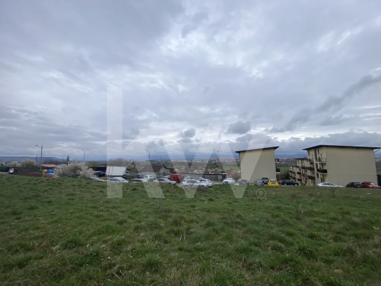 Teren de casa 587mp intravilan curti constructii acces privat Sibiu - Teren Intravilan Sibiu – Zonă de Case L1a – Intimitate și Siguranță Garantată
Vând parcelă de teren în suprafață de 580 mp si 587 mp, situată într-o zonă exclusivistă de locuințe individuale (UTR 65 / L1a), ideală pentru cei care caută liniște fără a renunța la facilitățile orașului.

De ce să alegi acest teren?
Intimitate maximă: Parcela este situată în planul doi, beneficiind de un drum de acces privat (proprietate cotă-parte/inclusă). Spune adio zgomotului de la stradă și prafului de trafic!

Urbanism Favorabil: Încadrarea L1a permite construcția directă a unei locuințe individuale, respectând reglementările moderne de urbanism ale Sibiului.
Configurație Excelentă: Front de aproximativ 12 metri, oferind libertate arhitecturală deplină.
Acte la zi: Cadastru și Carte Funciară actualizate în 2021, categorie „Curți Construcții”. Toate documentele sunt pregătite pentru vânzare imediată.

Detalii Tehnice:
Suprafață: 580 si 587 mp + cotă cale de acces.
Utilități: Disponibile la drumul public principal. Distanta 40m.
Acces: Drum privat cu lățime de 4m (conform reglementărilor pentru acces tip servitute/alee de deservire locală).

Preț: 72.500 negociabil!
Investește în siguranța și liniștea familiei tale! Pentru detalii suplimentare și vizionări, mă puteți contacta!