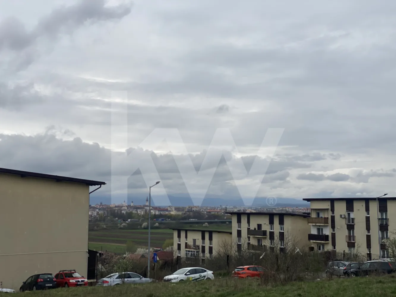 Teren de casa 587mp intravilan curti constructii acces privat Sibiu - Teren Intravilan Sibiu – Zonă de Case L1a – Intimitate și Siguranță Garantată
Vând parcelă de teren în suprafață de 580 mp si 587 mp, situată într-o zonă exclusivistă de locuințe individuale (UTR 65 / L1a), ideală pentru cei care caută liniște fără a renunța la facilitățile orașului.

De ce să alegi acest teren?
Intimitate maximă: Parcela este situată în planul doi, beneficiind de un drum de acces privat (proprietate cotă-parte/inclusă). Spune adio zgomotului de la stradă și prafului de trafic!

Urbanism Favorabil: Încadrarea L1a permite construcția directă a unei locuințe individuale, respectând reglementările moderne de urbanism ale Sibiului.
Configurație Excelentă: Front de aproximativ 12 metri, oferind libertate arhitecturală deplină.
Acte la zi: Cadastru și Carte Funciară actualizate în 2021, categorie „Curți Construcții”. Toate documentele sunt pregătite pentru vânzare imediată.

Detalii Tehnice:
Suprafață: 580 si 587 mp + cotă cale de acces.
Utilități: Disponibile la drumul public principal. Distanta 40m.
Acces: Drum privat cu lățime de 4m (conform reglementărilor pentru acces tip servitute/alee de deservire locală).

Preț: 72.500 negociabil!
Investește în siguranța și liniștea familiei tale! Pentru detalii suplimentare și vizionări, mă puteți contacta!