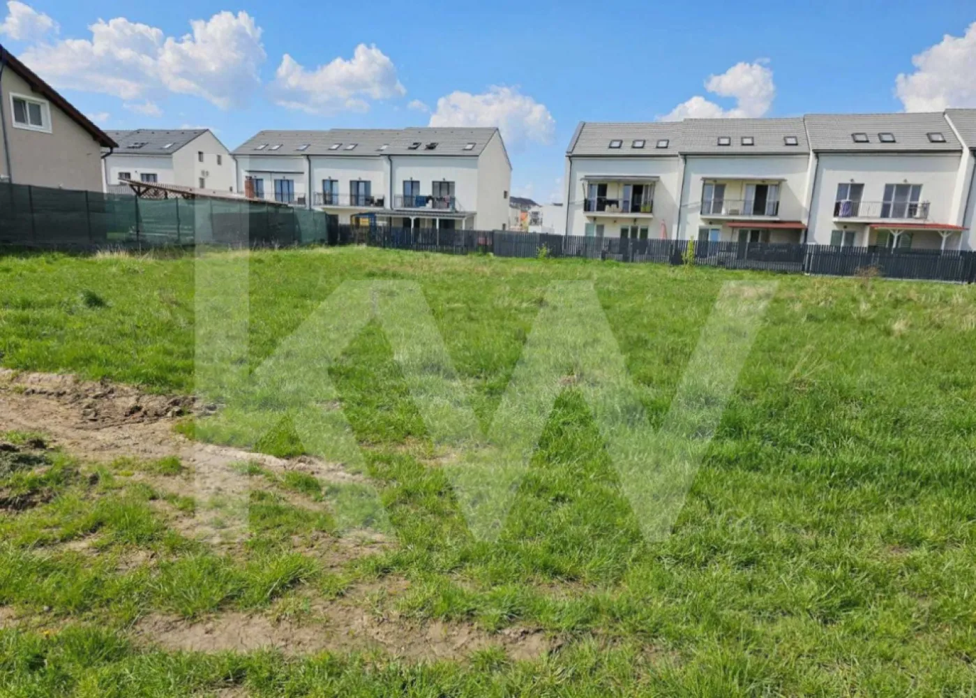 Teren Intravilan pentru CASA Arhitectilor 595mp ideal construire P+1+M - Teren intravilan de vanzare in Arhitectilor cu o suprafata de 595 mp,  aflat intr-o zona in plina dezvoltare imobiliara, cu priveliste deosebita catre munti, avand un potential deosebit pentru investitie sau constructie casa individuala.

Avantaje :
- Cartier rezidential de case
- Zona in plina dezvoltare
-Utilitati in zona (apa, curent, gaz, canalizare...)
Terenul are PUZ aprobat, cu deschidere de 17,5mp la strada. 

In zona sunt mijloace de transport in comun, farmacii, spatii verzi, scoli, supermarketuri..

 Va stau la dispozitie pentru orice detaliu sau vizionare!

