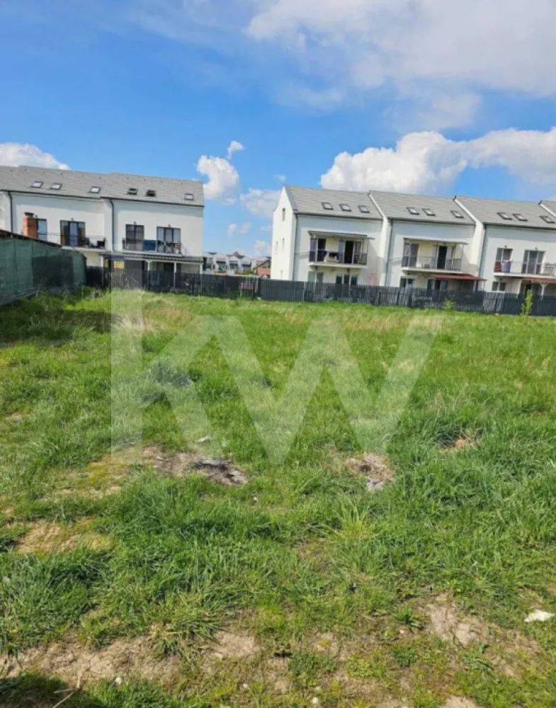 Teren Intravilan pentru CASA Arhitectilor 595mp ideal construire P+1+M - Teren intravilan de vanzare in Arhitectilor cu o suprafata de 595 mp,  aflat intr-o zona in plina dezvoltare imobiliara, cu priveliste deosebita catre munti, avand un potential deosebit pentru investitie sau constructie casa individuala.

Avantaje :
- Cartier rezidential de case
- Zona in plina dezvoltare
-Utilitati in zona (apa, curent, gaz, canalizare...)
Terenul are PUZ aprobat, cu deschidere de 17,5mp la strada. 

In zona sunt mijloace de transport in comun, farmacii, spatii verzi, scoli, supermarketuri..

 Va stau la dispozitie pentru orice detaliu sau vizionare!

