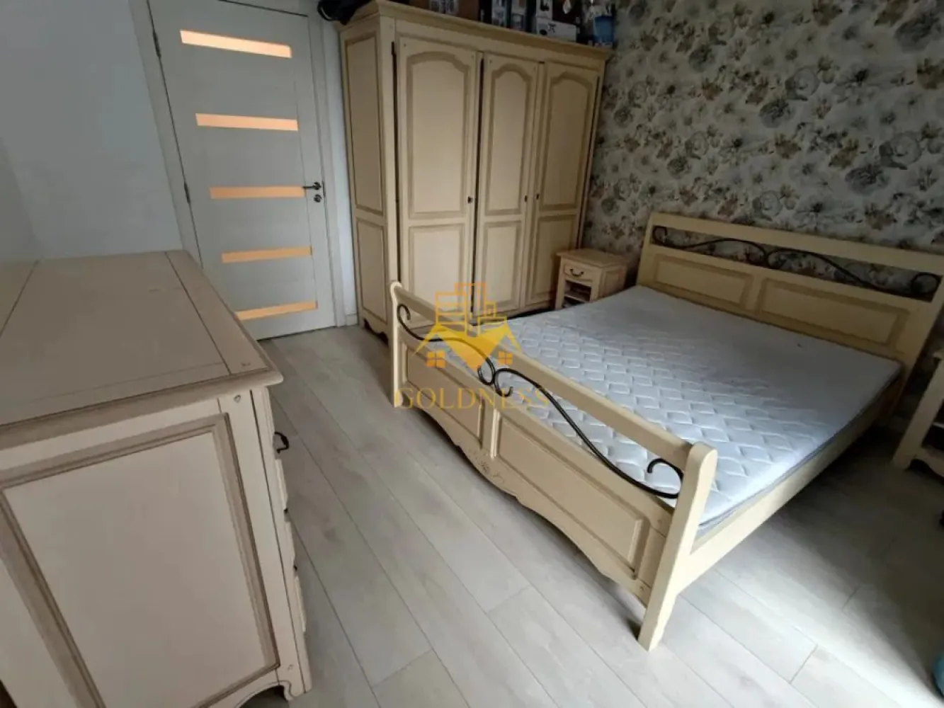 2 camere, bloc nou, garaj, Gheorgheni,Soporului zona Iulius Mall,FSEGA - GOLDNESS Imobiliare vă propune spre închiriere un apartament cu 2 camere complet mobilat și utilat, la etajul 5 într-un imobil de 7 etaje, în Cartierul Gheorgheni.
Dispune de loc de parcare subterana!
Se află în apropierea stațiilor de transport în comun, magazine, restaurante, spații verzi, farmacii, etc. 

Apartamentul este compartimentat astfel:
 - dormitor cu pat matrimonial, dressing, noptiere
 - living cu bucatarie open space complet utilată și mobilată, canapea extensibilă, loc de servit masa 
 - baie cu cada, calorifer port prosop și dulap pentru depozitare.
 - terasa de 10 mp.

Imobilul este dotat cu toate cele necesare- centrală proprie, frigider, aragaz, hotă, mașină de spălat haine, etc. 

Dacă sunteți interesați de acest apartament și doriți să îl vizionați, dar și pentru alte oferte nu ezitați să ne contactați telefonic sau prin e-mail. Vă stăm la dispoziție!
Pentru intermediere se percepe un comision de 50% din prețul chiriei!