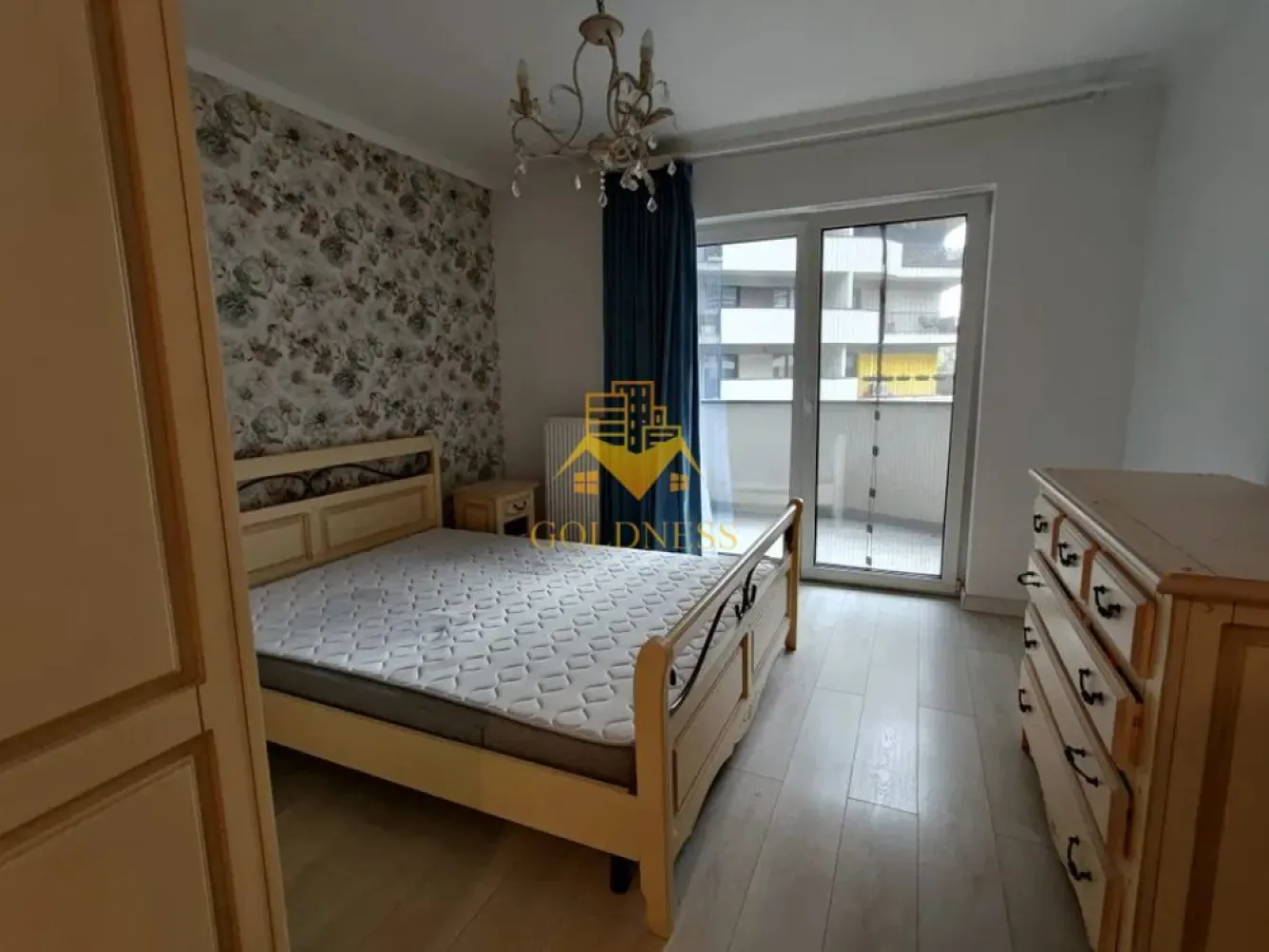 2 camere, bloc nou, garaj, Gheorgheni,Soporului zona Iulius Mall,FSEGA - GOLDNESS Imobiliare vă propune spre închiriere un apartament cu 2 camere complet mobilat și utilat, la etajul 5 într-un imobil de 7 etaje, în Cartierul Gheorgheni.
Dispune de loc de parcare subterana!
Se află în apropierea stațiilor de transport în comun, magazine, restaurante, spații verzi, farmacii, etc. 

Apartamentul este compartimentat astfel:
 - dormitor cu pat matrimonial, dressing, noptiere
 - living cu bucatarie open space complet utilată și mobilată, canapea extensibilă, loc de servit masa 
 - baie cu cada, calorifer port prosop și dulap pentru depozitare.
 - terasa de 10 mp.

Imobilul este dotat cu toate cele necesare- centrală proprie, frigider, aragaz, hotă, mașină de spălat haine, etc. 

Dacă sunteți interesați de acest apartament și doriți să îl vizionați, dar și pentru alte oferte nu ezitați să ne contactați telefonic sau prin e-mail. Vă stăm la dispoziție!
Pentru intermediere se percepe un comision de 50% din prețul chiriei!