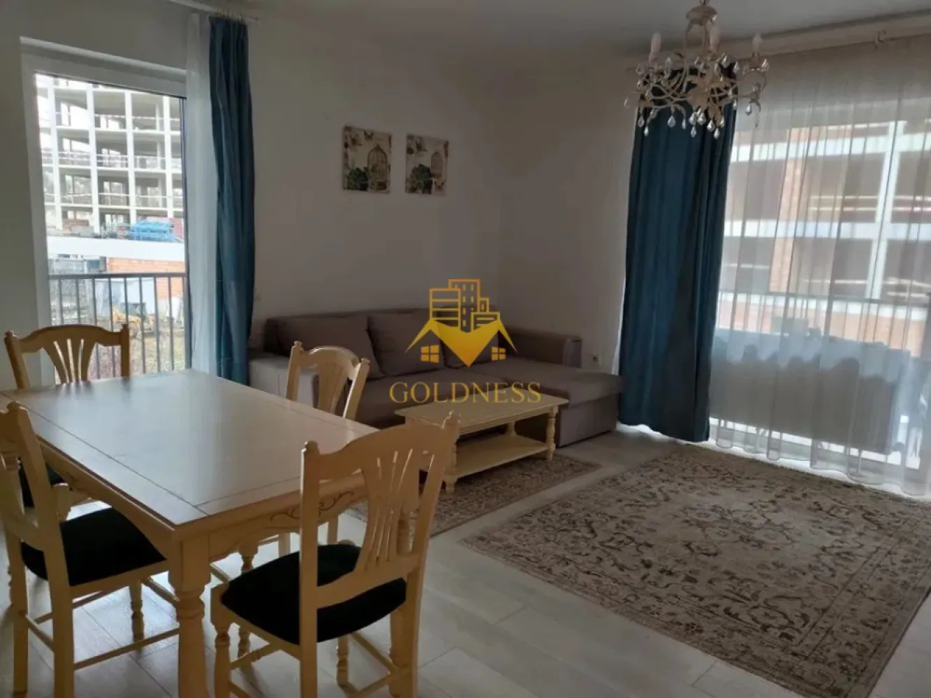 2 camere, bloc nou, garaj, Gheorgheni,Soporului zona Iulius Mall,FSEGA - GOLDNESS Imobiliare vă propune spre închiriere un apartament cu 2 camere complet mobilat și utilat, la etajul 5 într-un imobil de 7 etaje, în Cartierul Gheorgheni.
Dispune de loc de parcare subterana!
Se află în apropierea stațiilor de transport în comun, magazine, restaurante, spații verzi, farmacii, etc. 

Apartamentul este compartimentat astfel:
 - dormitor cu pat matrimonial, dressing, noptiere
 - living cu bucatarie open space complet utilată și mobilată, canapea extensibilă, loc de servit masa 
 - baie cu cada, calorifer port prosop și dulap pentru depozitare.
 - terasa de 10 mp.

Imobilul este dotat cu toate cele necesare- centrală proprie, frigider, aragaz, hotă, mașină de spălat haine, etc. 

Dacă sunteți interesați de acest apartament și doriți să îl vizionați, dar și pentru alte oferte nu ezitați să ne contactați telefonic sau prin e-mail. Vă stăm la dispoziție!
Pentru intermediere se percepe un comision de 50% din prețul chiriei!