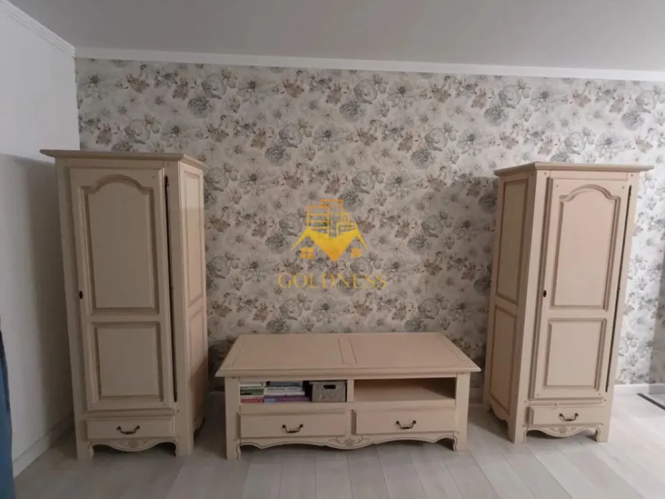 2 camere, bloc nou, garaj, Gheorgheni,Soporului zona Iulius Mall,FSEGA - GOLDNESS Imobiliare vă propune spre închiriere un apartament cu 2 camere complet mobilat și utilat, la etajul 5 într-un imobil de 7 etaje, în Cartierul Gheorgheni.
Dispune de loc de parcare subterana!
Se află în apropierea stațiilor de transport în comun, magazine, restaurante, spații verzi, farmacii, etc. 

Apartamentul este compartimentat astfel:
 - dormitor cu pat matrimonial, dressing, noptiere
 - living cu bucatarie open space complet utilată și mobilată, canapea extensibilă, loc de servit masa 
 - baie cu cada, calorifer port prosop și dulap pentru depozitare.
 - terasa de 10 mp.

Imobilul este dotat cu toate cele necesare- centrală proprie, frigider, aragaz, hotă, mașină de spălat haine, etc. 

Dacă sunteți interesați de acest apartament și doriți să îl vizionați, dar și pentru alte oferte nu ezitați să ne contactați telefonic sau prin e-mail. Vă stăm la dispoziție!
Pentru intermediere se percepe un comision de 50% din prețul chiriei!