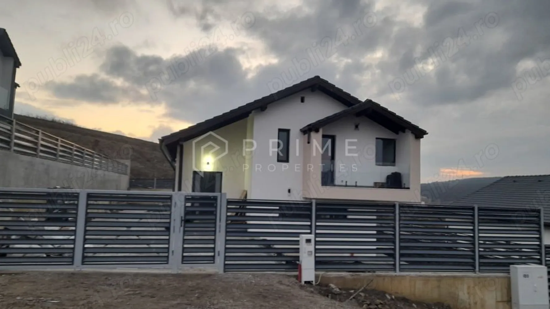 Casă individuală modernă | Livezeni | 120 mp utili | Mobilată Utilată - Există un tip de casă pe care nu trebuie să ți-o imaginezi — poți să intri direct în ea, în realitate
Aceasta este una dintre ele.
Situată în ansamblul rezidențial Livezeni, printre alte case individuale, într-o zonă fără zgomot și trafic, proprietatea combină arhitectura modernă cu un nivel de finisare și dotare care elimină orice investiție suplimentară la preluare.
Ce oferă concret:

✔ Parter fluid și luminos: bucătărie open-space cu loc de servit + living spațios — ambele cu ieșire directă pe terasă, spre grădina cu gazon
✔ Etaj dedicat odihnei: 3 dormitoare, dressing, baie — 2 dormitoare cu balcon propriu
✔ Încălzire în pardoseală la parter și la etaj (centrală Romstal) — deci fără calorifere, pentru un confort sporit
✔ Electrocasnice profesionale, plită pe inducție — bucătărie gata de folosit
✔ Teren 470 mp amenajat: terasă, gazon, pavaj, parcare
✔ Utilități complete: gaz, apă, canalizare, curent, CATV, internet
✔ Stradă pavată, cartier de case individuale — liniște reală

Construcție 2021, finalizare 2023. Mobilată și utilată complet.

Promisiunea Prime Properties:
Vă oferim siguranță, transparență și servicii impecabile pe tot parcursul drumului către casa ideală. Dacă această proprietate nu corespunde nevoilor dumneavoastră, lăsați-ne să găsim alternativa potrivită stilului dumneavoastră de viață.
Pentru informații suplimentare și programarea unei vizionări, vă rugăm să ne contactați.