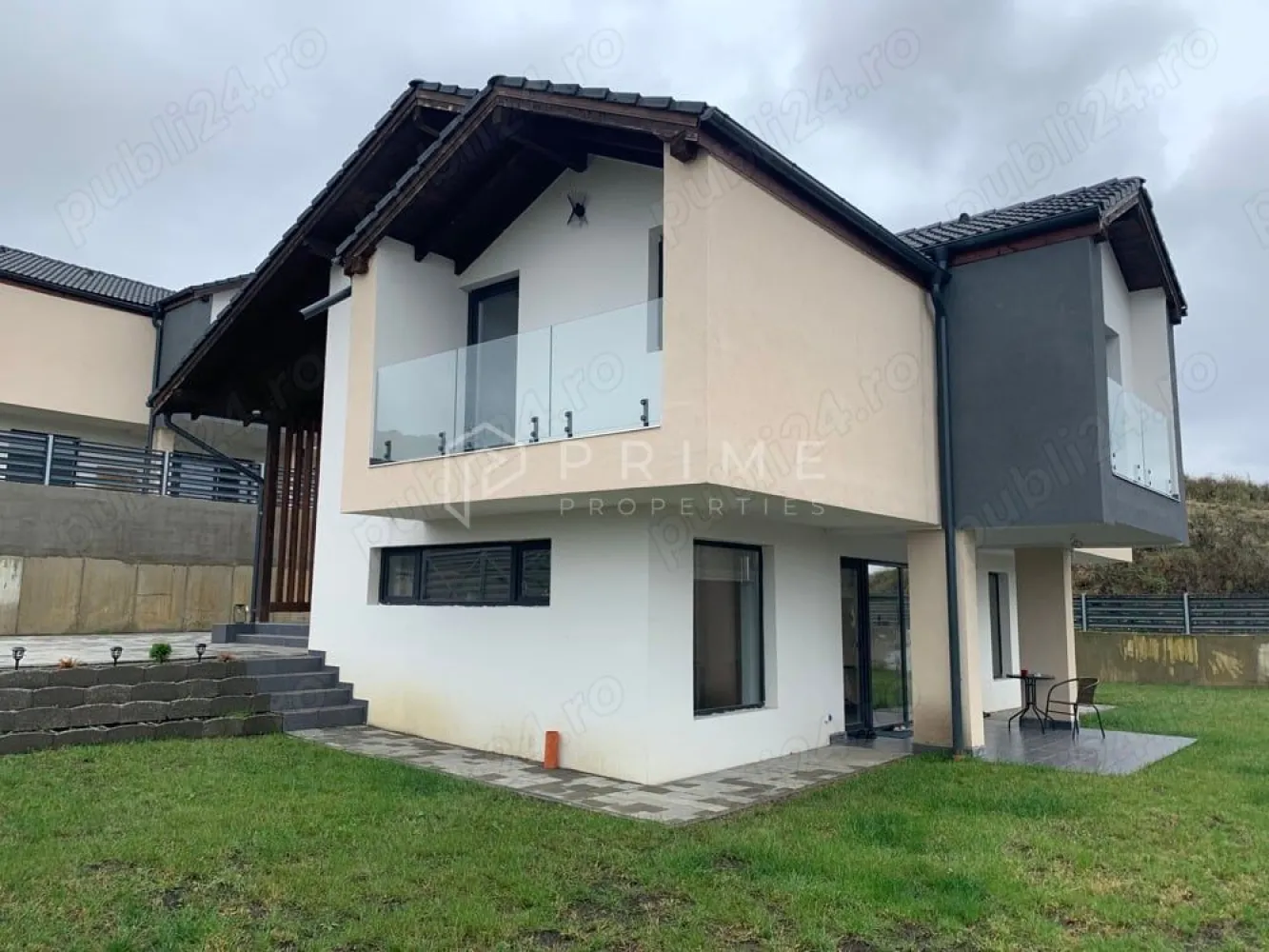 Casă individuală modernă | Livezeni | 120 mp utili | Mobilată Utilată - Există un tip de casă pe care nu trebuie să ți-o imaginezi — poți să intri direct în ea, în realitate
Aceasta este una dintre ele.
Situată în ansamblul rezidențial Livezeni, printre alte case individuale, într-o zonă fără zgomot și trafic, proprietatea combină arhitectura modernă cu un nivel de finisare și dotare care elimină orice investiție suplimentară la preluare.
Ce oferă concret:

✔ Parter fluid și luminos: bucătărie open-space cu loc de servit + living spațios — ambele cu ieșire directă pe terasă, spre grădina cu gazon
✔ Etaj dedicat odihnei: 3 dormitoare, dressing, baie — 2 dormitoare cu balcon propriu
✔ Încălzire în pardoseală la parter și la etaj (centrală Romstal) — deci fără calorifere, pentru un confort sporit
✔ Electrocasnice profesionale, plită pe inducție — bucătărie gata de folosit
✔ Teren 470 mp amenajat: terasă, gazon, pavaj, parcare
✔ Utilități complete: gaz, apă, canalizare, curent, CATV, internet
✔ Stradă pavată, cartier de case individuale — liniște reală

Construcție 2021, finalizare 2023. Mobilată și utilată complet.

Promisiunea Prime Properties:
Vă oferim siguranță, transparență și servicii impecabile pe tot parcursul drumului către casa ideală. Dacă această proprietate nu corespunde nevoilor dumneavoastră, lăsați-ne să găsim alternativa potrivită stilului dumneavoastră de viață.
Pentru informații suplimentare și programarea unei vizionări, vă rugăm să ne contactați.