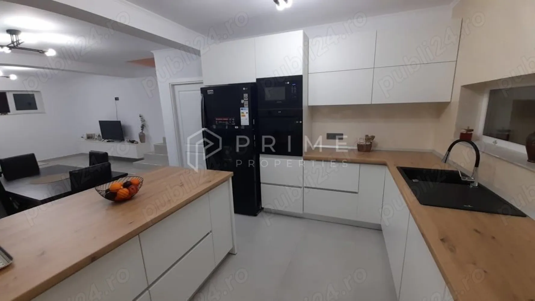 Casă individuală modernă | Livezeni | 120 mp utili | Mobilată Utilată - Există un tip de casă pe care nu trebuie să ți-o imaginezi — poți să intri direct în ea, în realitate
Aceasta este una dintre ele.
Situată în ansamblul rezidențial Livezeni, printre alte case individuale, într-o zonă fără zgomot și trafic, proprietatea combină arhitectura modernă cu un nivel de finisare și dotare care elimină orice investiție suplimentară la preluare.
Ce oferă concret:

✔ Parter fluid și luminos: bucătărie open-space cu loc de servit + living spațios — ambele cu ieșire directă pe terasă, spre grădina cu gazon
✔ Etaj dedicat odihnei: 3 dormitoare, dressing, baie — 2 dormitoare cu balcon propriu
✔ Încălzire în pardoseală la parter și la etaj (centrală Romstal) — deci fără calorifere, pentru un confort sporit
✔ Electrocasnice profesionale, plită pe inducție — bucătărie gata de folosit
✔ Teren 470 mp amenajat: terasă, gazon, pavaj, parcare
✔ Utilități complete: gaz, apă, canalizare, curent, CATV, internet
✔ Stradă pavată, cartier de case individuale — liniște reală

Construcție 2021, finalizare 2023. Mobilată și utilată complet.

Promisiunea Prime Properties:
Vă oferim siguranță, transparență și servicii impecabile pe tot parcursul drumului către casa ideală. Dacă această proprietate nu corespunde nevoilor dumneavoastră, lăsați-ne să găsim alternativa potrivită stilului dumneavoastră de viață.
Pentru informații suplimentare și programarea unei vizionări, vă rugăm să ne contactați.