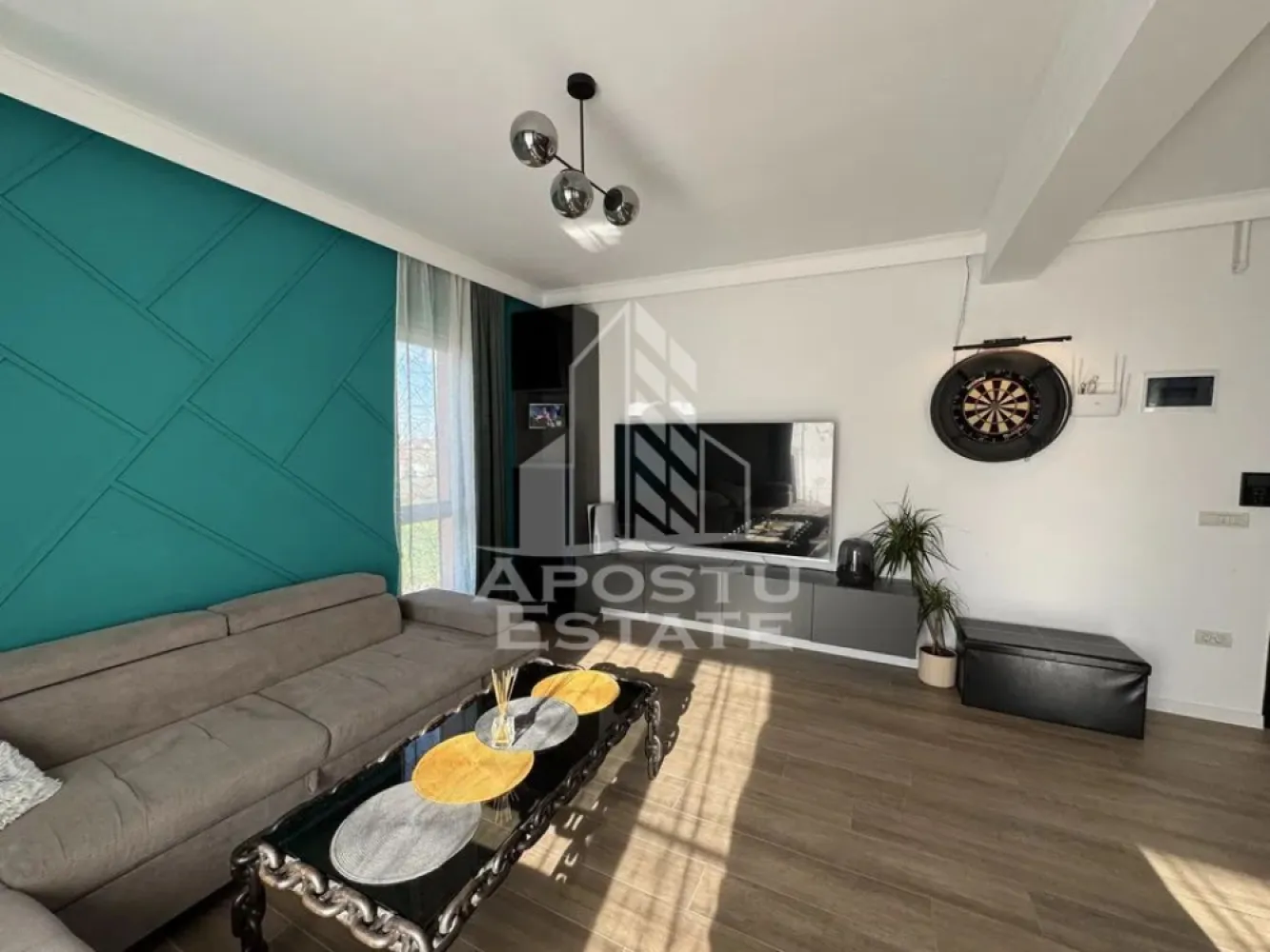 Apartament cu 2 camere, Centrala Proprie, Loc De Parcare, Giroc - APOSTU ESTATE va propune spre inchiriere un apartament cu 2 camere, situat la etajul 2 intr-un bloc cu regim de inaltime P+3, in Giroc.
Imobilul are o suprafata utila de 50 mp si este compartimentat astfel:
- hol acces
- bucatarie si living open space
- dormitor
- baie cu cada si geam
- balcon
Confortul termic se realizeaza prin intermediul centralei proprii, incalzirea imobilului fiind realizata prin pardoseala.
Vecinatati:
- StayFit Giroc
- Penny Giroc
- Pepco
Va asteptam cu drag la o vizionare!
ID intern: CP2296096