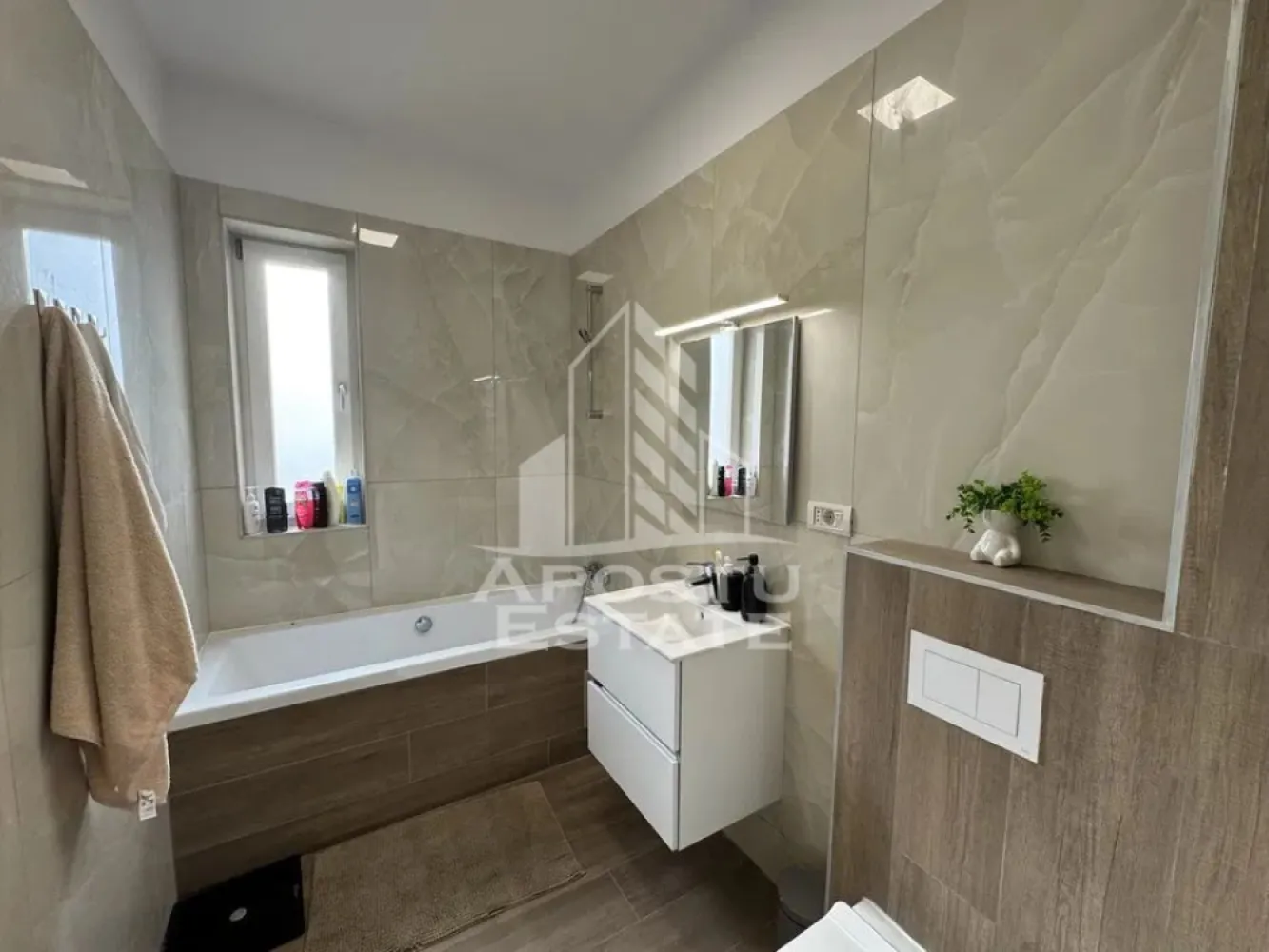 Apartament cu 2 camere, Centrala Proprie, Loc De Parcare, Giroc - APOSTU ESTATE va propune spre inchiriere un apartament cu 2 camere, situat la etajul 2 intr-un bloc cu regim de inaltime P+3, in Giroc.
Imobilul are o suprafata utila de 50 mp si este compartimentat astfel:
- hol acces
- bucatarie si living open space
- dormitor
- baie cu cada si geam
- balcon
Confortul termic se realizeaza prin intermediul centralei proprii, incalzirea imobilului fiind realizata prin pardoseala.
Vecinatati:
- StayFit Giroc
- Penny Giroc
- Pepco
Va asteptam cu drag la o vizionare!
ID intern: CP2296096