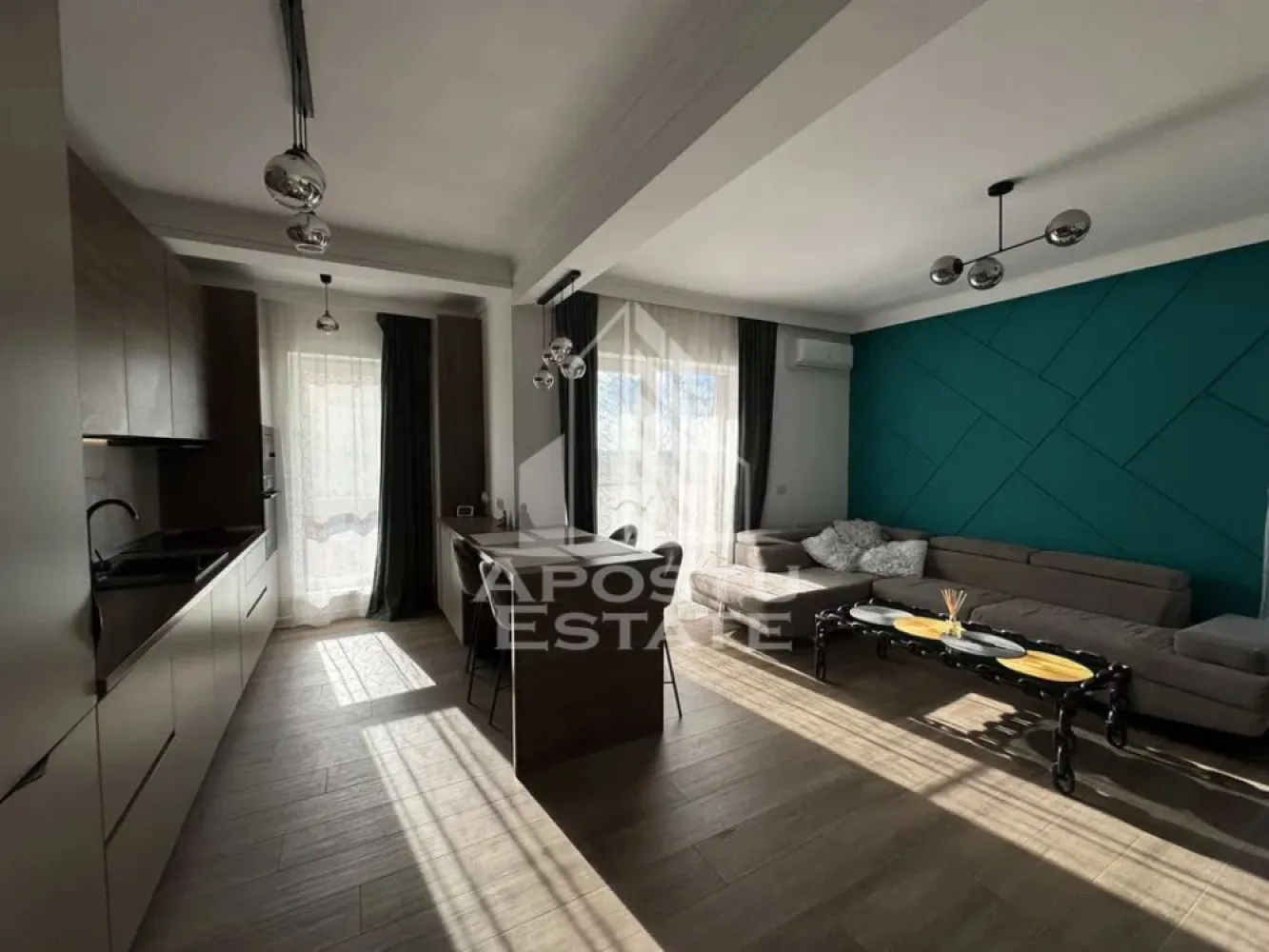 Apartament cu 2 camere, Centrala Proprie, Loc De Parcare, Giroc - APOSTU ESTATE va propune spre inchiriere un apartament cu 2 camere, situat la etajul 2 intr-un bloc cu regim de inaltime P+3, in Giroc.
Imobilul are o suprafata utila de 50 mp si este compartimentat astfel:
- hol acces
- bucatarie si living open space
- dormitor
- baie cu cada si geam
- balcon
Confortul termic se realizeaza prin intermediul centralei proprii, incalzirea imobilului fiind realizata prin pardoseala.
Vecinatati:
- StayFit Giroc
- Penny Giroc
- Pepco
Va asteptam cu drag la o vizionare!
ID intern: CP2296096