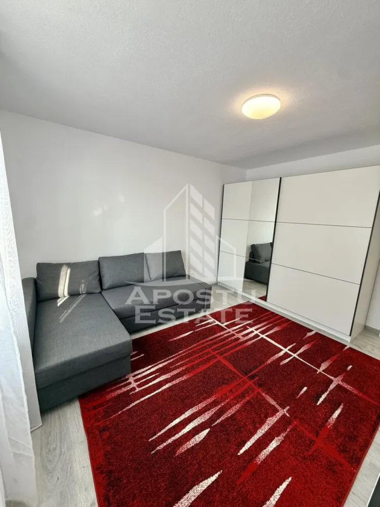 Apartament 1 camera, de inchiriat, Giroc, Timisoara - Agentia imobiliara APOSTU ESTATE va propune spre inchiriere un apartament cu 1 camera, apartamentul este la prima închiriere , spatios si luminos, situat in zona Giroc, o zona linistita si bine pozitionata din Timisoara, potrivit pentru cupluri,familii, sau studenti care isi doresc o locuinta unde sa se simta confortabil si cu acces facil catre scoli, statii de autobuz, supermarketuri , magazine de zona, parcuri.

Suprafata utila: 30 mp
Compartimentare eficienta:
-Hol de acces generos
-Bucatarie complet mobilata si utilata, cu loc de luat masa
-Living luminos si spatios
-Baie prevazuta cu dus

Confort si facilitati:
-Incalzirea apartamentului: centrala proprie
-Incalzirea prin pardoseala
-Apartamentul este complet mobilat si utilat
-Se accepta animale de companie de catre proprietar
-Se accepta fumatori de catre proprietar

Localizare:
-Timis,Timisoara, zona Giroc – acces facil spre magazine, supermarketuri, scoli, parcuri si mijloace de transport in comun.

Ideal pentru:
-Familii
-Cupluri
-Studenti

Disponibilitate: imediata
Pret chirie lunara: 350 Euro 
Programeaza o vizionare pentru a-ti putea imagina viitorul aici!
ID intern: CP3149600