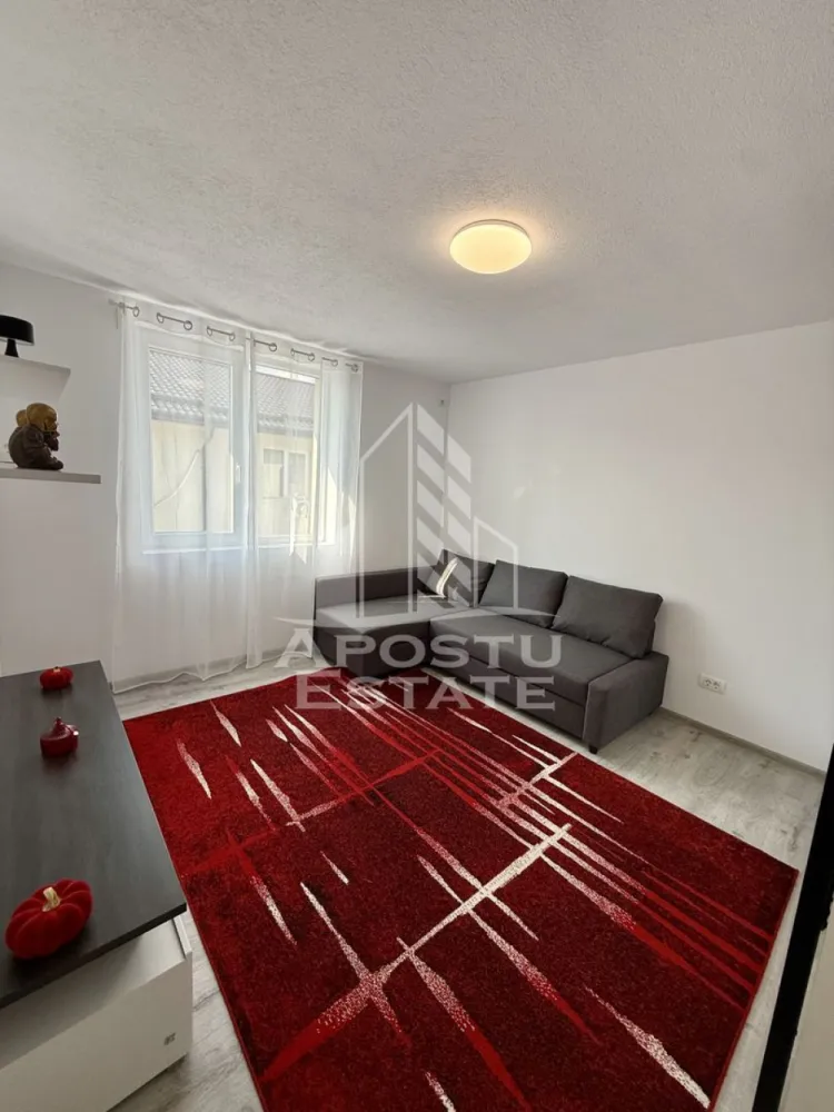 Apartament 1 camera, de inchiriat, Giroc, Timisoara - Agentia imobiliara APOSTU ESTATE va propune spre inchiriere un apartament cu 1 camera, apartamentul este la prima închiriere , spatios si luminos, situat in zona Giroc, o zona linistita si bine pozitionata din Timisoara, potrivit pentru cupluri,familii, sau studenti care isi doresc o locuinta unde sa se simta confortabil si cu acces facil catre scoli, statii de autobuz, supermarketuri , magazine de zona, parcuri.

Suprafata utila: 30 mp
Compartimentare eficienta:
-Hol de acces generos
-Bucatarie complet mobilata si utilata, cu loc de luat masa
-Living luminos si spatios
-Baie prevazuta cu dus

Confort si facilitati:
-Incalzirea apartamentului: centrala proprie
-Incalzirea prin pardoseala
-Apartamentul este complet mobilat si utilat
-Se accepta animale de companie de catre proprietar
-Se accepta fumatori de catre proprietar

Localizare:
-Timis,Timisoara, zona Giroc – acces facil spre magazine, supermarketuri, scoli, parcuri si mijloace de transport in comun.

Ideal pentru:
-Familii
-Cupluri
-Studenti

Disponibilitate: imediata
Pret chirie lunara: 350 Euro 
Programeaza o vizionare pentru a-ti putea imagina viitorul aici!
ID intern: CP3149600