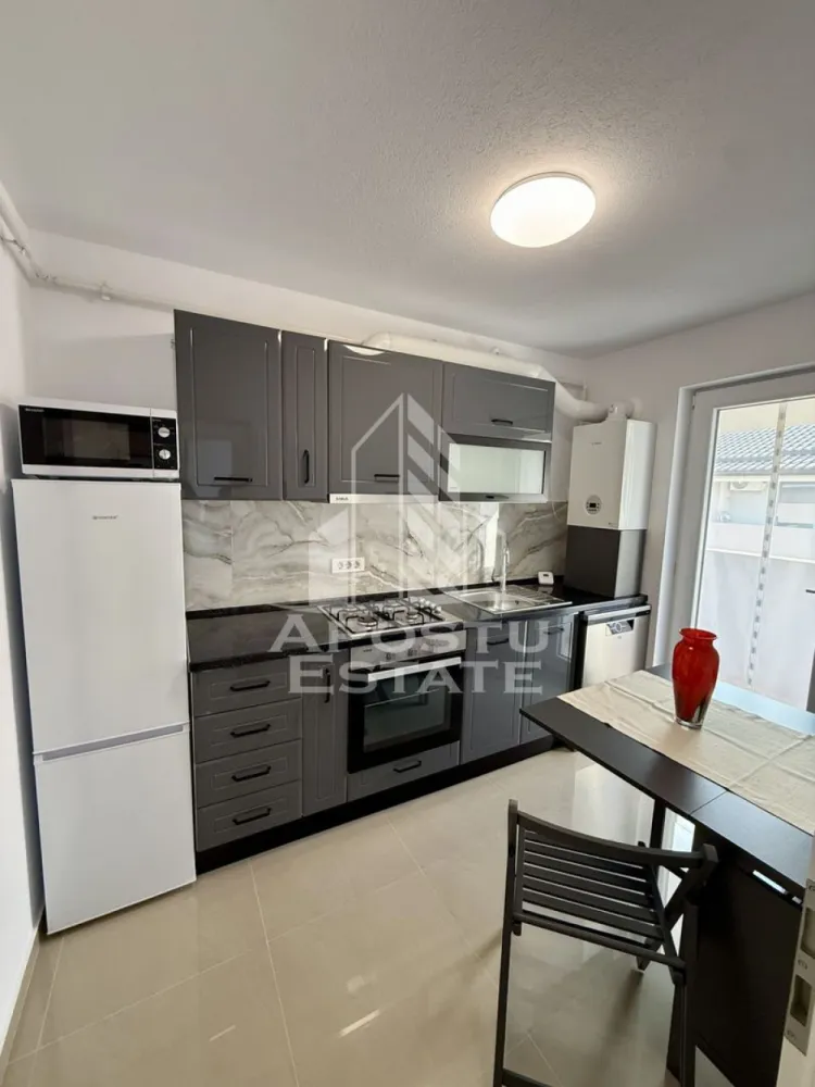 Apartament 1 camera, de inchiriat, Giroc, Timisoara - Agentia imobiliara APOSTU ESTATE va propune spre inchiriere un apartament cu 1 camera, apartamentul este la prima închiriere , spatios si luminos, situat in zona Giroc, o zona linistita si bine pozitionata din Timisoara, potrivit pentru cupluri,familii, sau studenti care isi doresc o locuinta unde sa se simta confortabil si cu acces facil catre scoli, statii de autobuz, supermarketuri , magazine de zona, parcuri.

Suprafata utila: 30 mp
Compartimentare eficienta:
-Hol de acces generos
-Bucatarie complet mobilata si utilata, cu loc de luat masa
-Living luminos si spatios
-Baie prevazuta cu dus

Confort si facilitati:
-Incalzirea apartamentului: centrala proprie
-Incalzirea prin pardoseala
-Apartamentul este complet mobilat si utilat
-Se accepta animale de companie de catre proprietar
-Se accepta fumatori de catre proprietar

Localizare:
-Timis,Timisoara, zona Giroc – acces facil spre magazine, supermarketuri, scoli, parcuri si mijloace de transport in comun.

Ideal pentru:
-Familii
-Cupluri
-Studenti

Disponibilitate: imediata
Pret chirie lunara: 350 Euro 
Programeaza o vizionare pentru a-ti putea imagina viitorul aici!
ID intern: CP3149600