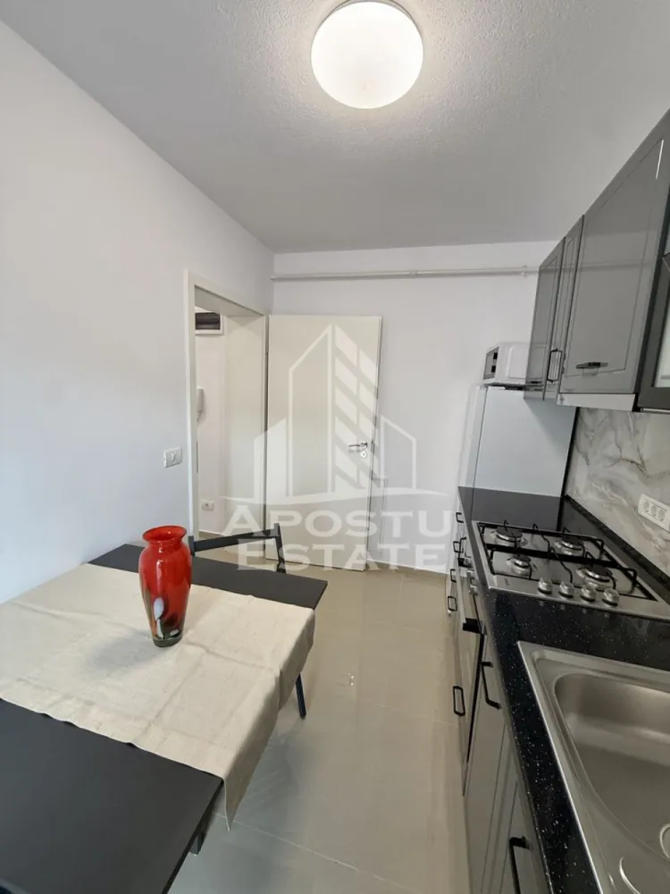 Apartament 1 camera, de inchiriat, Giroc, Timisoara - Agentia imobiliara APOSTU ESTATE va propune spre inchiriere un apartament cu 1 camera, apartamentul este la prima închiriere , spatios si luminos, situat in zona Giroc, o zona linistita si bine pozitionata din Timisoara, potrivit pentru cupluri,familii, sau studenti care isi doresc o locuinta unde sa se simta confortabil si cu acces facil catre scoli, statii de autobuz, supermarketuri , magazine de zona, parcuri.

Suprafata utila: 30 mp
Compartimentare eficienta:
-Hol de acces generos
-Bucatarie complet mobilata si utilata, cu loc de luat masa
-Living luminos si spatios
-Baie prevazuta cu dus

Confort si facilitati:
-Incalzirea apartamentului: centrala proprie
-Incalzirea prin pardoseala
-Apartamentul este complet mobilat si utilat
-Se accepta animale de companie de catre proprietar
-Se accepta fumatori de catre proprietar

Localizare:
-Timis,Timisoara, zona Giroc – acces facil spre magazine, supermarketuri, scoli, parcuri si mijloace de transport in comun.

Ideal pentru:
-Familii
-Cupluri
-Studenti

Disponibilitate: imediata
Pret chirie lunara: 350 Euro 
Programeaza o vizionare pentru a-ti putea imagina viitorul aici!
ID intern: CP3149600