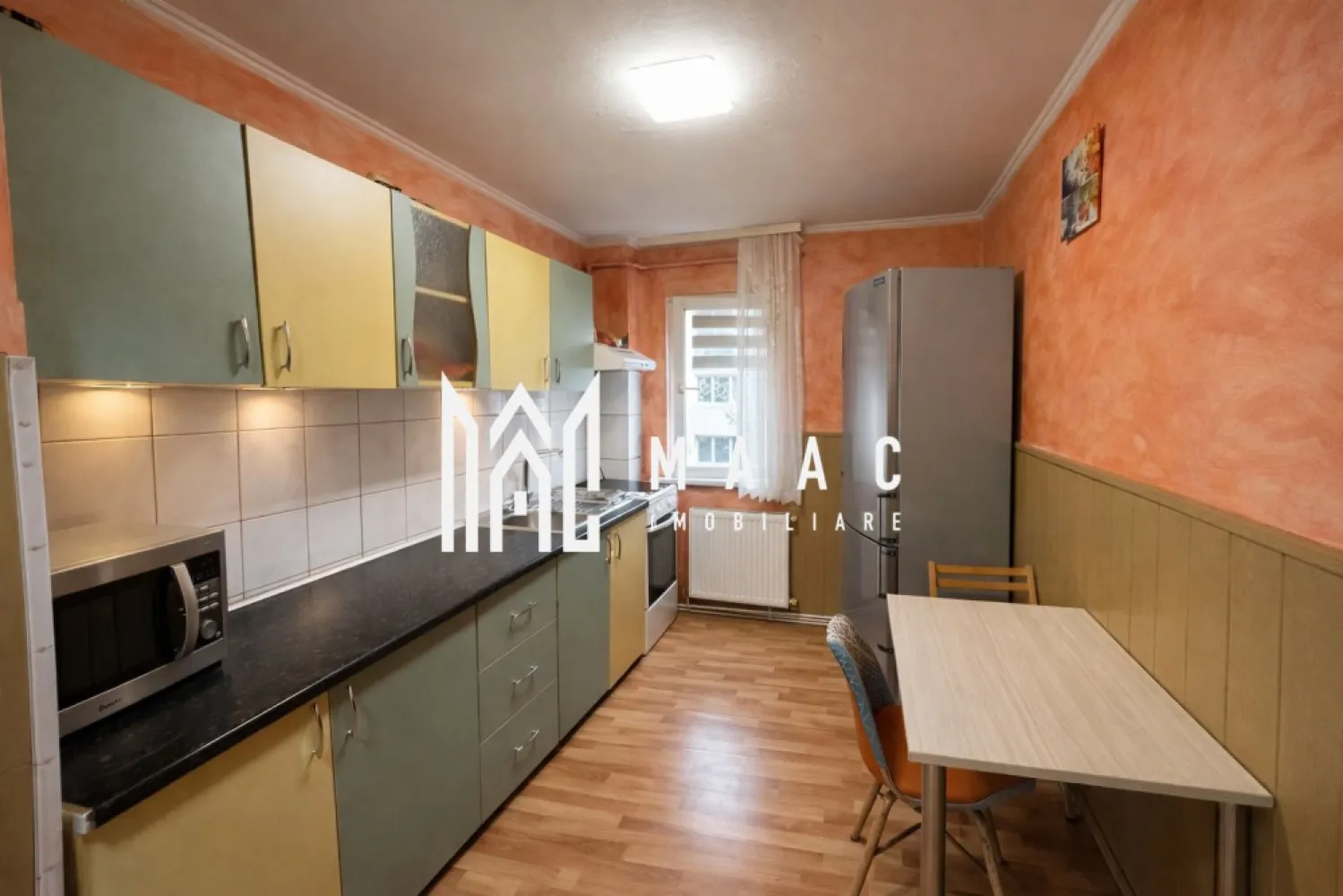 Apartament 2 camere | Pivniță | Parter înalt | Vasile Aaron - MAAC Imobiliare prezintă spre vânzare un apartament cu 2 camere și bucătărie separată, situat în cartierul Vasile Aaron, la parterul înalt al unui imobil cu 4 etaje. Proprietatea se remarcă prin compartimentarea practică și poziționarea într-o zonă bine conectată a orașului.

Apartamentul are o suprafață utilă de 44 mp și este compartimentat semidecomandat, oferind un echilibru eficient între funcționalitate și confort.

Caracteristici principale:
-2 camere
-Bucătărie separată, spațioasă
-Compartimentare semidecomandată
-Încălzire prin centrală termică pe gaz, cu calorifere
-Pivniță inclusă
-Se vinde complet mobilat și utilat, gata de mutare
-Liber de sarcini, acte în regulă
-Parter înalt, într-un bloc cu 4 etaje

Localizare – cartier Vasile Aaron
Apartamentul este amplasat într-o zonă cu acces facil către piață, magazine, bănci, școli, grădinițe și mijloace de transport în comun. Datorită poziției și caracteristicilor, proprietatea este potrivită atât pentru locuire proprie, cât și pentru investiție.

Pentru planuri, disponibilitate și programarea unei vizionări, vă rugăm să menționați telefonic că ați văzut anunțul cu numărul de CP: CP3149676.