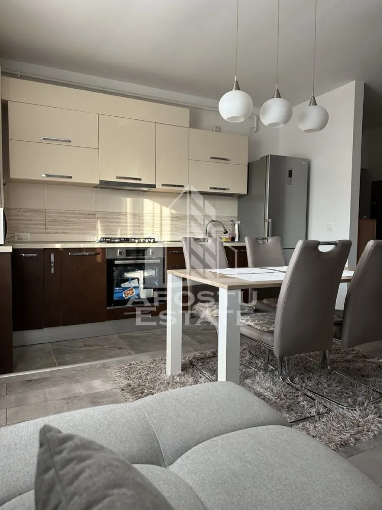 Apartament cu 2 camere de inchiriat, Dumbravita, Timisoara - Agentia imobiliara APOSTU ESTATE va propune spre inchiriere un apartament cu 2 camere spatios si luminos, situat in Dumbravita, o zona linistita si bine pozitionata, potrivit pentru cupluri, familii sau studenti care isi doresc o locuinta unde sa se simta confortabil si cu acces facil catre scoli, facultati, statii de autobuz si magazine.

Suprafata utila: 42 mp
Compartimentare eficienta:
- Hol de acces
- Bucatarie open-space, complet mobilata si utilata, cu loc de luat masa
- Baie prevazuta cu cada si ventilatie artificiala
- Dormitor cu pat matrimonial
- Curte privata pentru locatari

Confort si facilitati:
- Centrala proprie
- Loc de parcare inclus in pret
- Debara
- Apartamentul este complet mobilat si utilat de catre proprietar

Localizare: zona Dumbravita, in apropiere de Kaufland, Mega Image, Bega Lipovei, restaurante si mijloace de transport in comun

Ideal pentru:
- Cupluri
- Familii
- Studenti

Pret chirie: 400€
Programeaza o vizionare pentru a-ti putea imagina viitorul aici!
ID intern: CP3149771