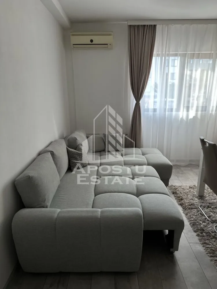 Apartament cu 2 camere de inchiriat, Dumbravita, Timisoara - Agentia imobiliara APOSTU ESTATE va propune spre inchiriere un apartament cu 2 camere spatios si luminos, situat in Dumbravita, o zona linistita si bine pozitionata, potrivit pentru cupluri, familii sau studenti care isi doresc o locuinta unde sa se simta confortabil si cu acces facil catre scoli, facultati, statii de autobuz si magazine.

Suprafata utila: 42 mp
Compartimentare eficienta:
- Hol de acces
- Bucatarie open-space, complet mobilata si utilata, cu loc de luat masa
- Baie prevazuta cu cada si ventilatie artificiala
- Dormitor cu pat matrimonial
- Curte privata pentru locatari

Confort si facilitati:
- Centrala proprie
- Loc de parcare inclus in pret
- Debara
- Apartamentul este complet mobilat si utilat de catre proprietar

Localizare: zona Dumbravita, in apropiere de Kaufland, Mega Image, Bega Lipovei, restaurante si mijloace de transport in comun

Ideal pentru:
- Cupluri
- Familii
- Studenti

Pret chirie: 400€
Programeaza o vizionare pentru a-ti putea imagina viitorul aici!
ID intern: CP3149771