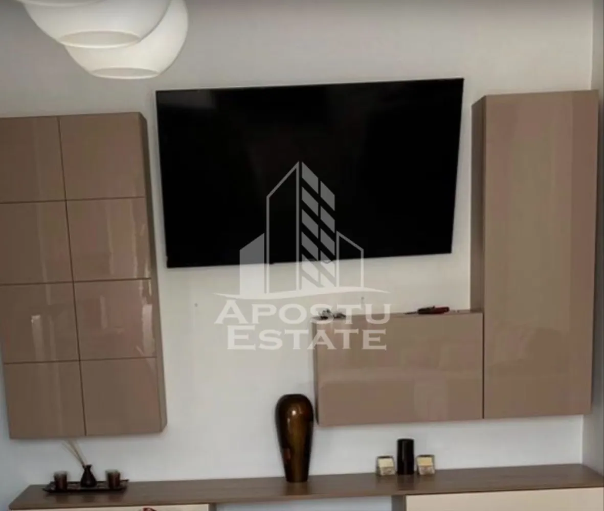 Apartament cu 2 camere de inchiriat, Dumbravita, Timisoara - Agentia imobiliara APOSTU ESTATE va propune spre inchiriere un apartament cu 2 camere spatios si luminos, situat in Dumbravita, o zona linistita si bine pozitionata, potrivit pentru cupluri, familii sau studenti care isi doresc o locuinta unde sa se simta confortabil si cu acces facil catre scoli, facultati, statii de autobuz si magazine.

Suprafata utila: 42 mp
Compartimentare eficienta:
- Hol de acces
- Bucatarie open-space, complet mobilata si utilata, cu loc de luat masa
- Baie prevazuta cu cada si ventilatie artificiala
- Dormitor cu pat matrimonial
- Curte privata pentru locatari

Confort si facilitati:
- Centrala proprie
- Loc de parcare inclus in pret
- Debara
- Apartamentul este complet mobilat si utilat de catre proprietar

Localizare: zona Dumbravita, in apropiere de Kaufland, Mega Image, Bega Lipovei, restaurante si mijloace de transport in comun

Ideal pentru:
- Cupluri
- Familii
- Studenti

Pret chirie: 400€
Programeaza o vizionare pentru a-ti putea imagina viitorul aici!
ID intern: CP3149771
