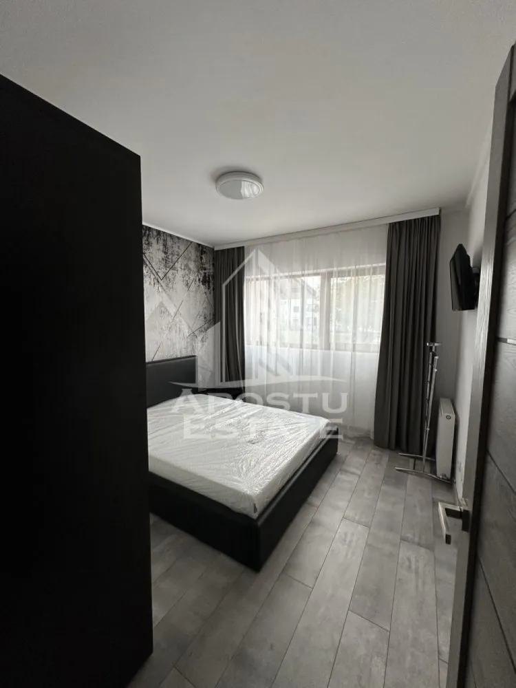 Apartament cu 2 camere de inchiriat, Dumbravita, Timisoara - Agentia imobiliara APOSTU ESTATE va propune spre inchiriere un apartament cu 2 camere spatios si luminos, situat in Dumbravita, o zona linistita si bine pozitionata, potrivit pentru cupluri, familii sau studenti care isi doresc o locuinta unde sa se simta confortabil si cu acces facil catre scoli, facultati, statii de autobuz si magazine.

Suprafata utila: 42 mp
Compartimentare eficienta:
- Hol de acces
- Bucatarie open-space, complet mobilata si utilata, cu loc de luat masa
- Baie prevazuta cu cada si ventilatie artificiala
- Dormitor cu pat matrimonial
- Curte privata pentru locatari

Confort si facilitati:
- Centrala proprie
- Loc de parcare inclus in pret
- Debara
- Apartamentul este complet mobilat si utilat de catre proprietar

Localizare: zona Dumbravita, in apropiere de Kaufland, Mega Image, Bega Lipovei, restaurante si mijloace de transport in comun

Ideal pentru:
- Cupluri
- Familii
- Studenti

Pret chirie: 400€
Programeaza o vizionare pentru a-ti putea imagina viitorul aici!
ID intern: CP3149771